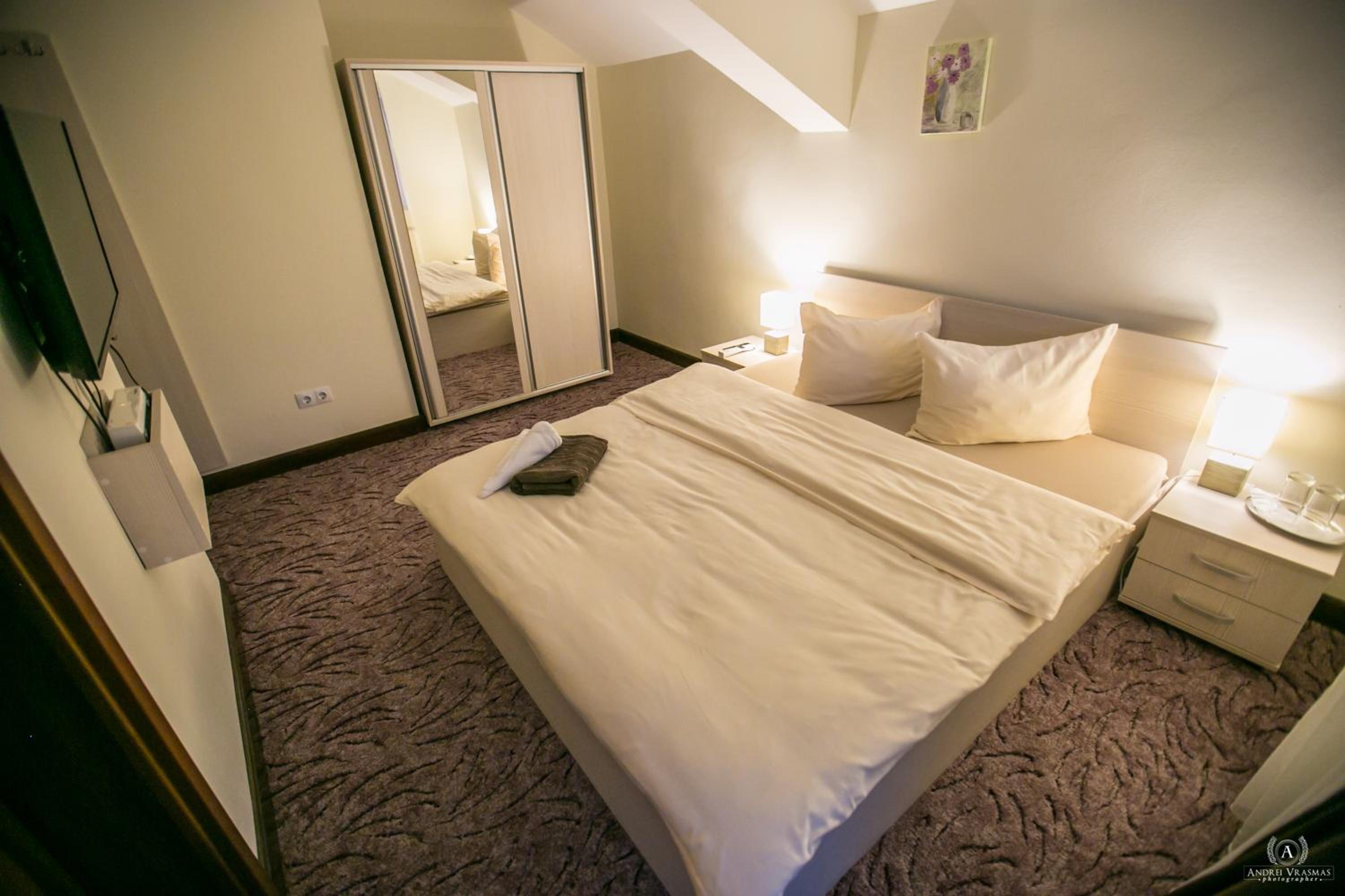 Standard King Room - Photo 6