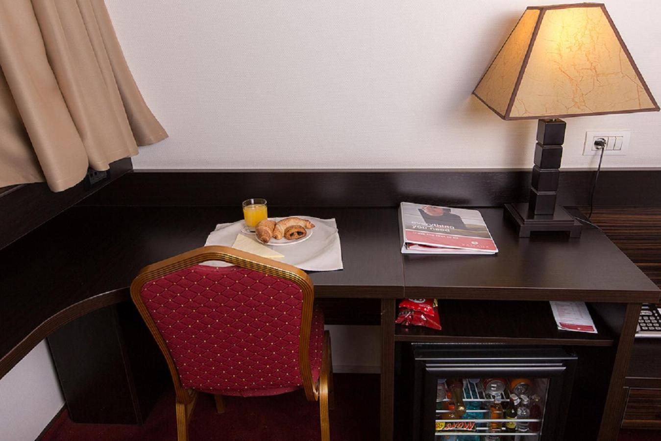 Twin Room - Non-Smoking - Photo 2
