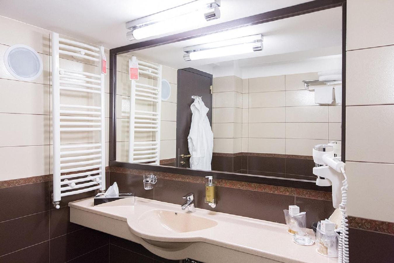 Twin Room - Non-Smoking - Photo 3