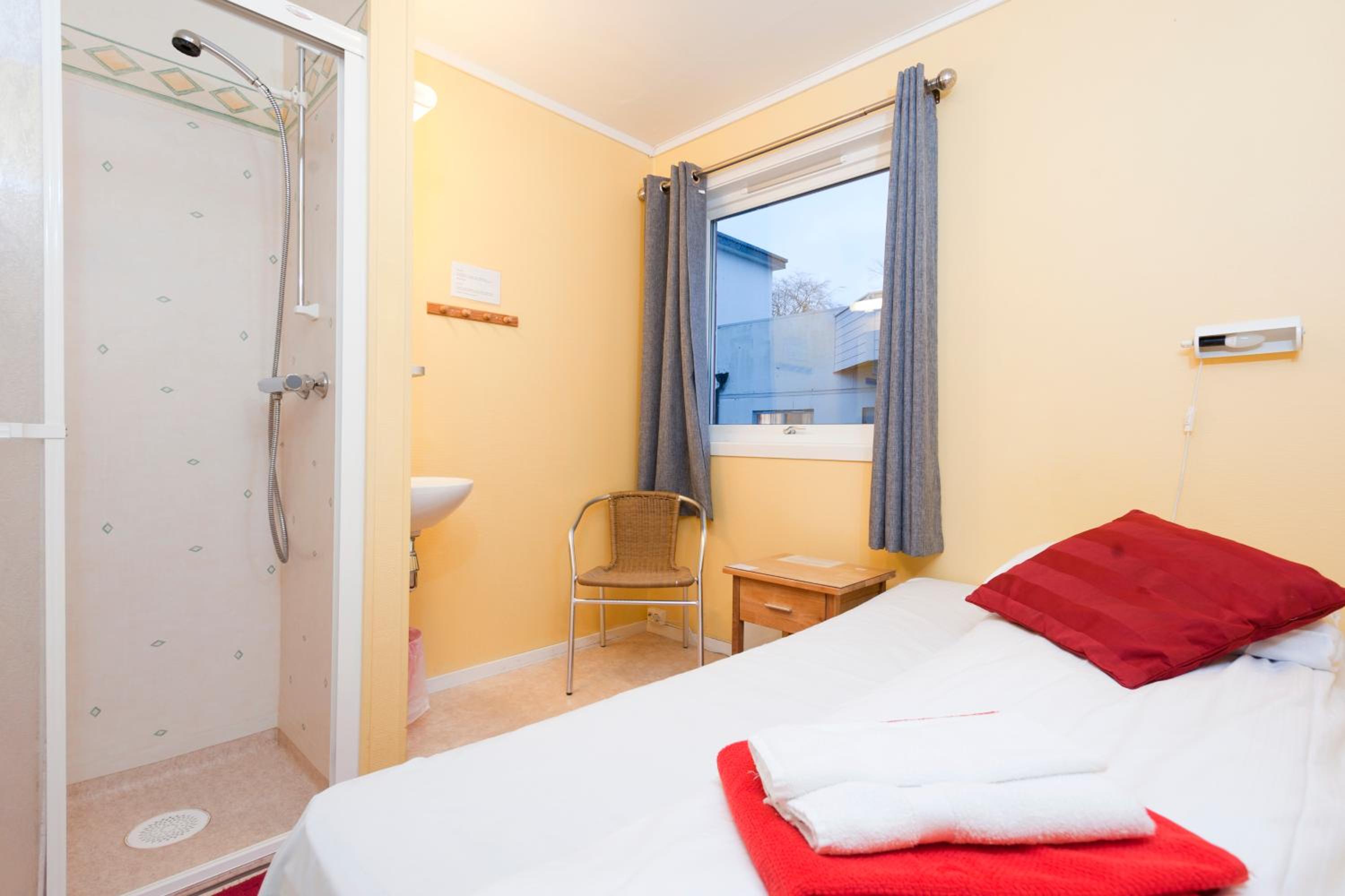 Single Room with private shower and shared toilet photo 3