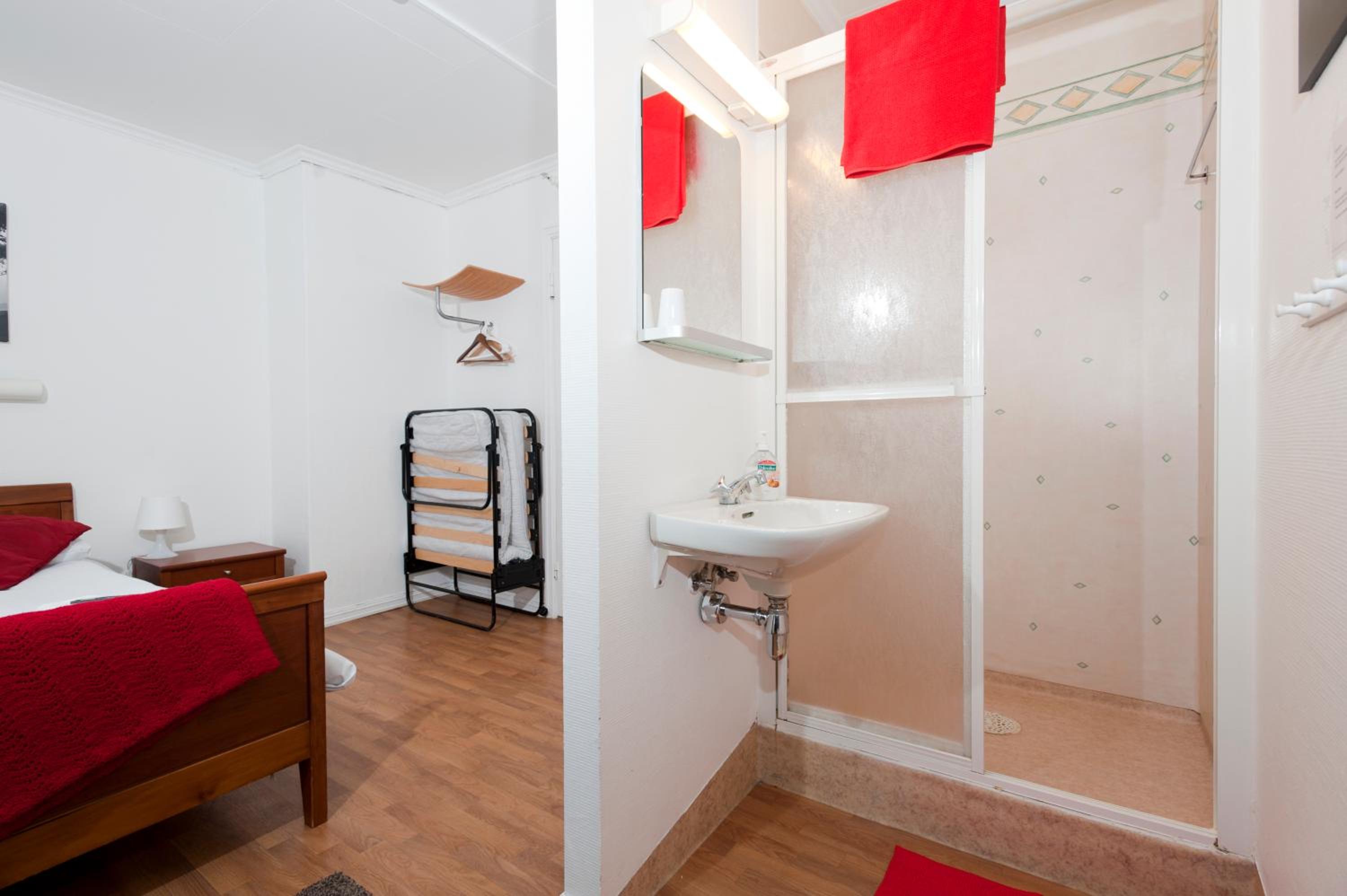 Double Room with private shower and shared toilet photo 3
