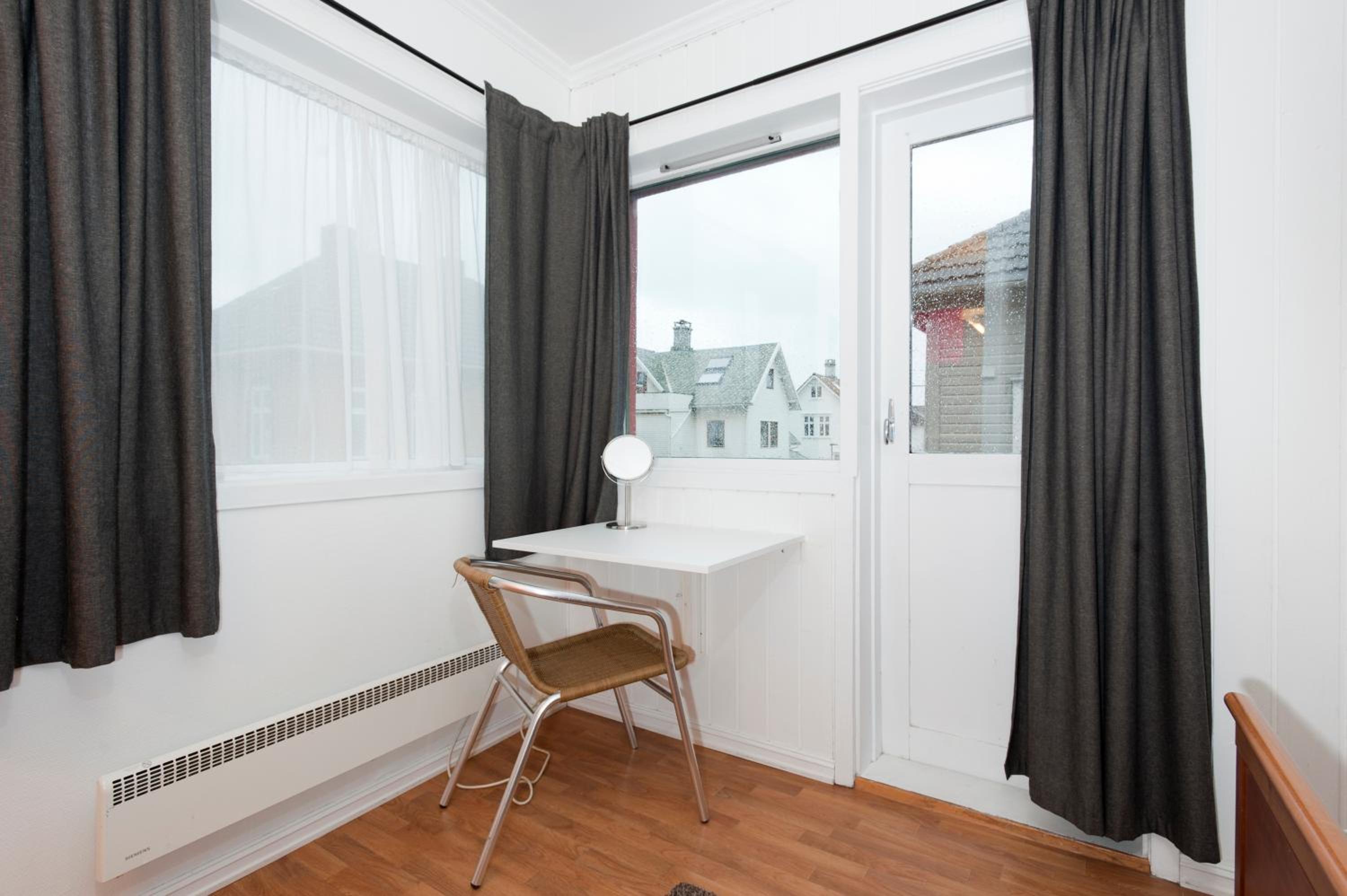 Double Room with private shower and shared toilet photo 2