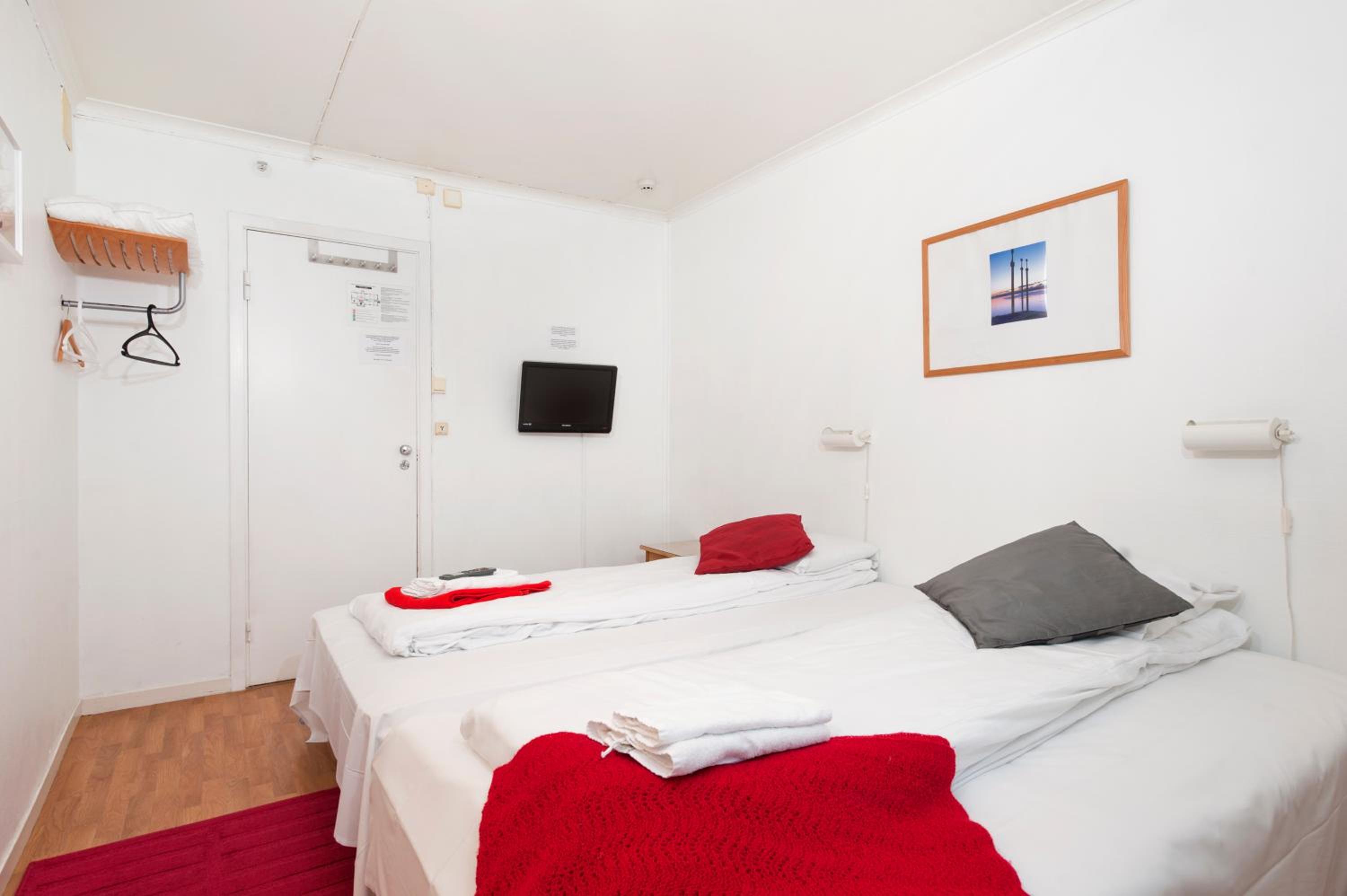 Double Room with private shower and shared toilet photo 1