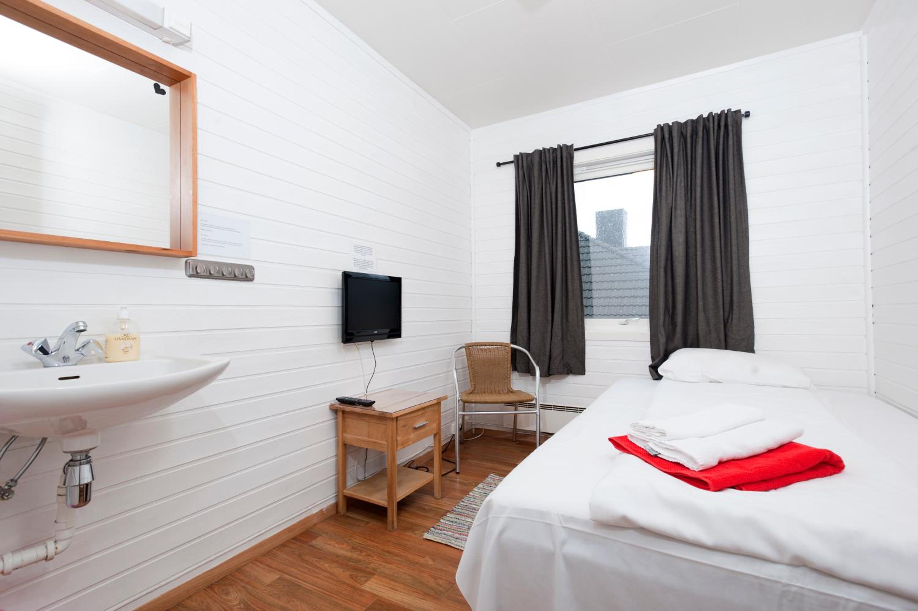 Budget Single Room with Shared Bathroom photo 3