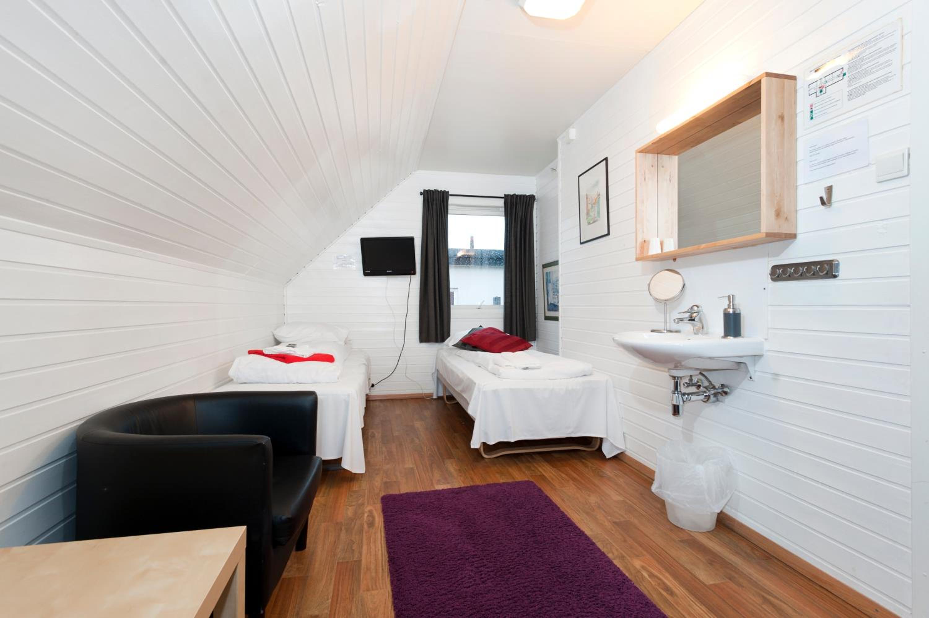 Budget Twin Room with Shared Bathroom photo 2
