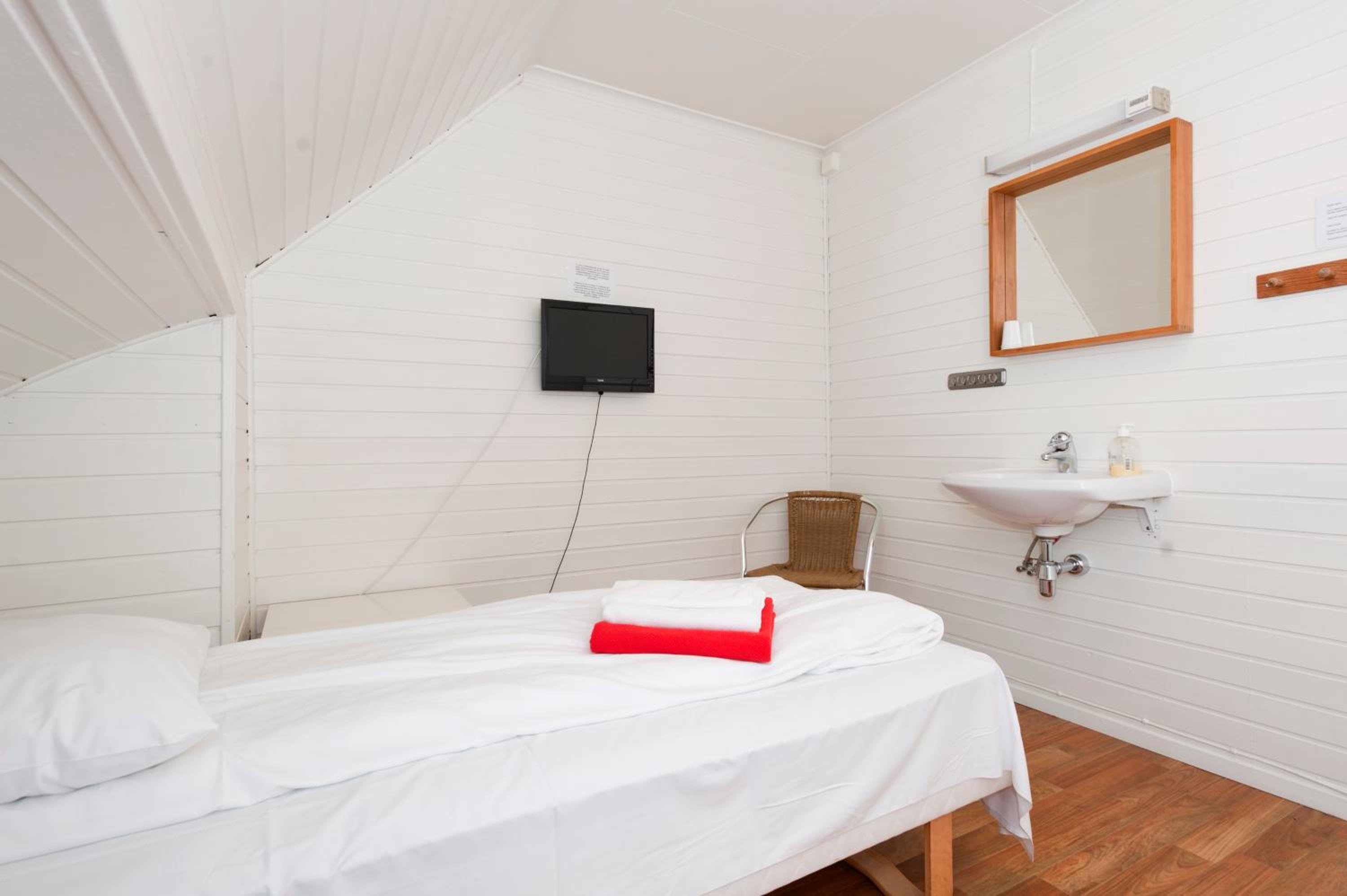 Budget Twin Room with Shared Bathroom photo 3