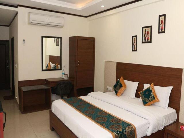 Deluxe Double Room (2 Adults + 1 Child)