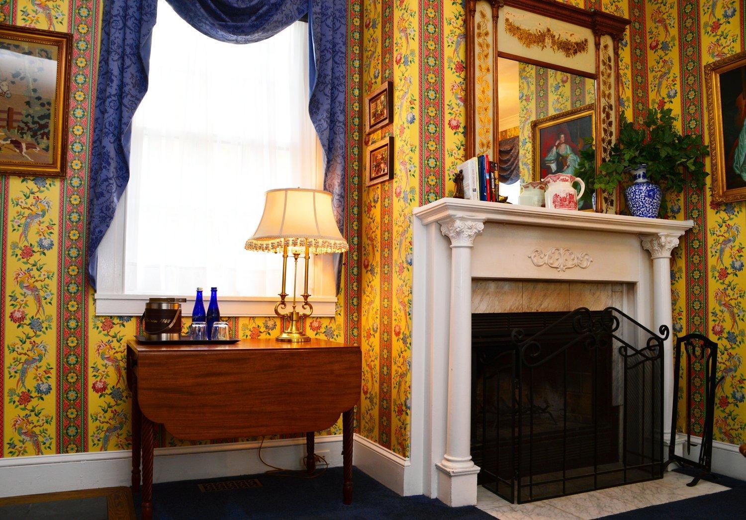 Queen Room photo 2