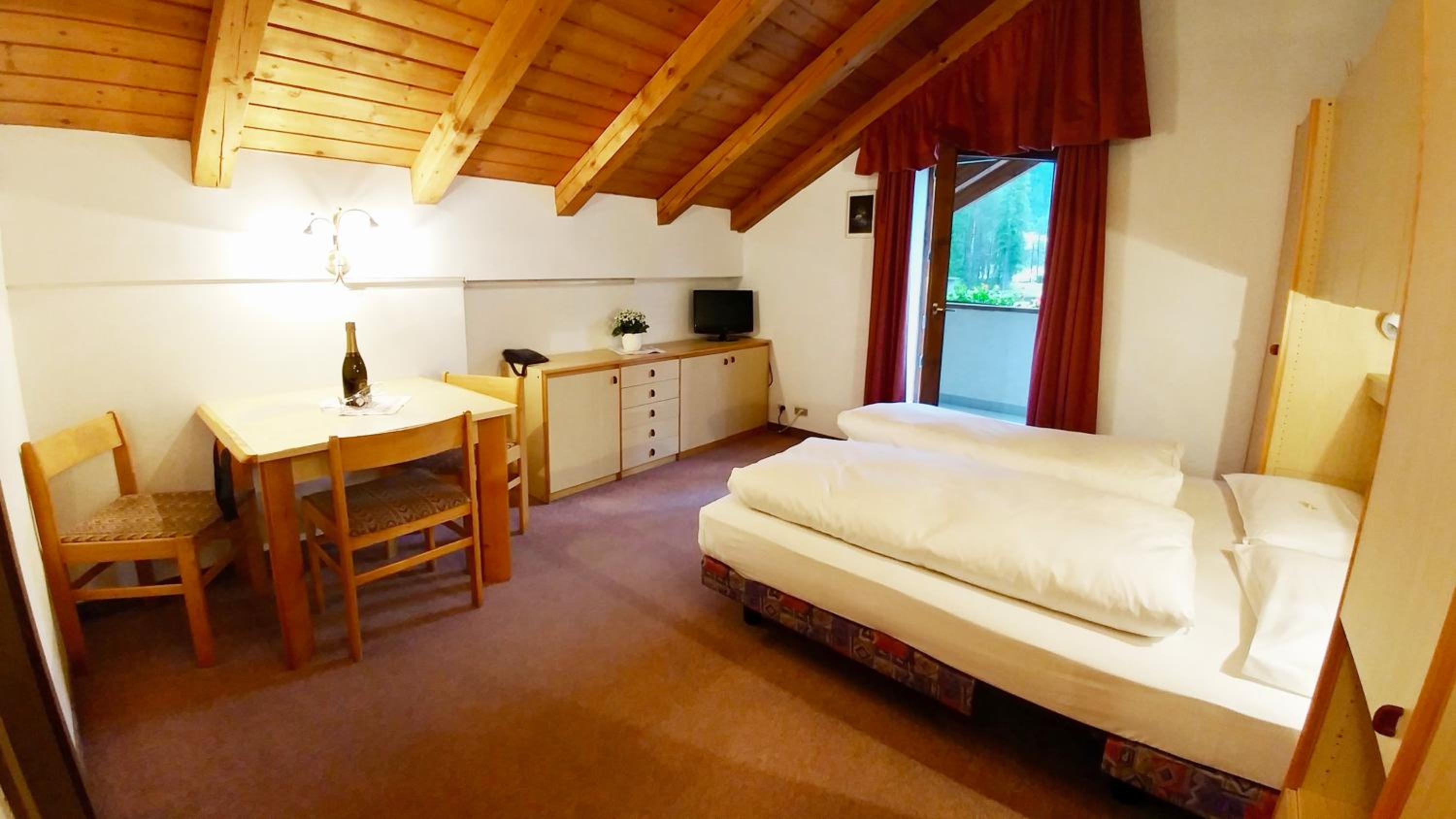 Large Studio with Balcony (2 Adults) photo 1
