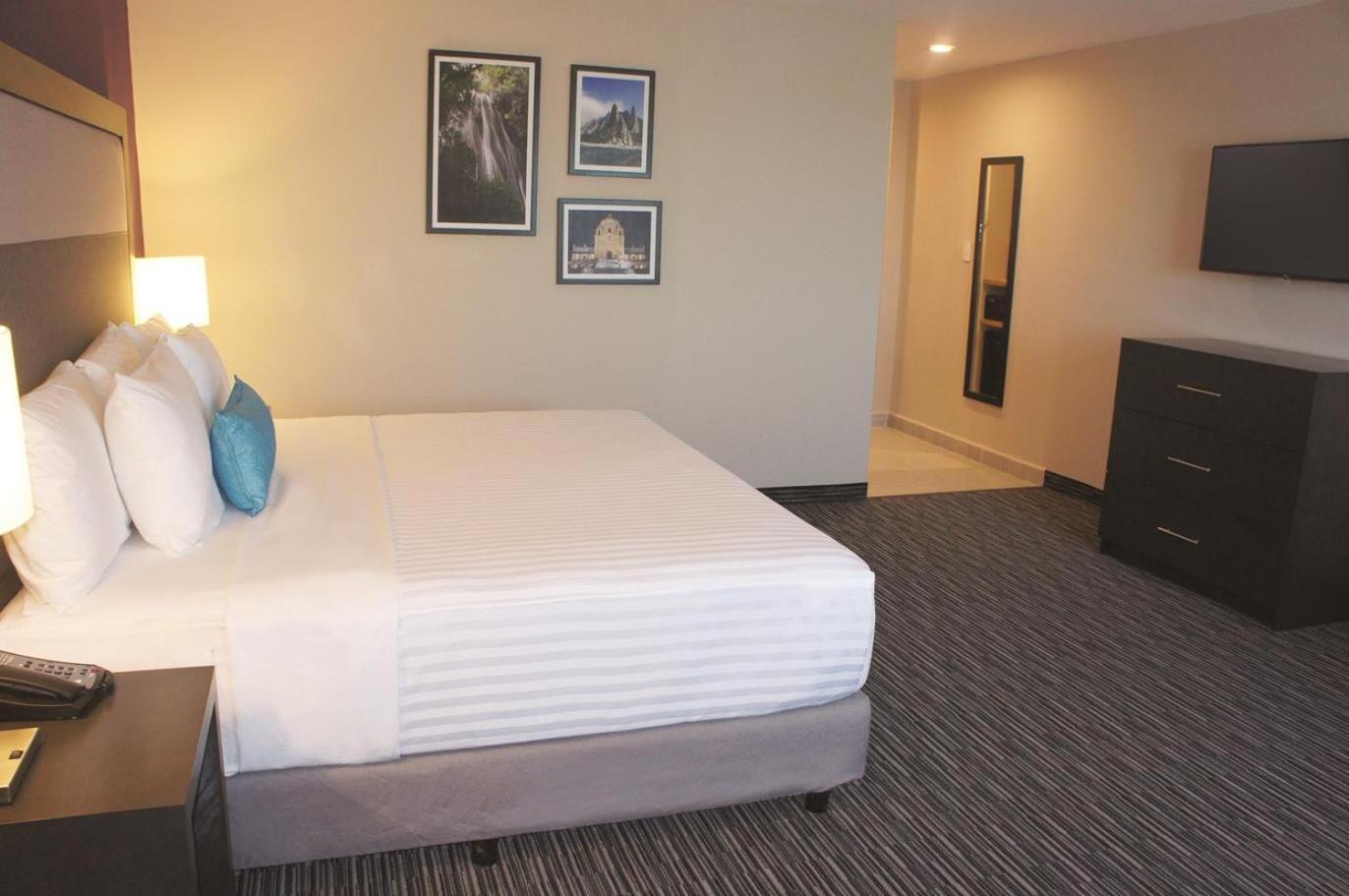 Deluxe Executive King Room - Non-Smoking photo 2