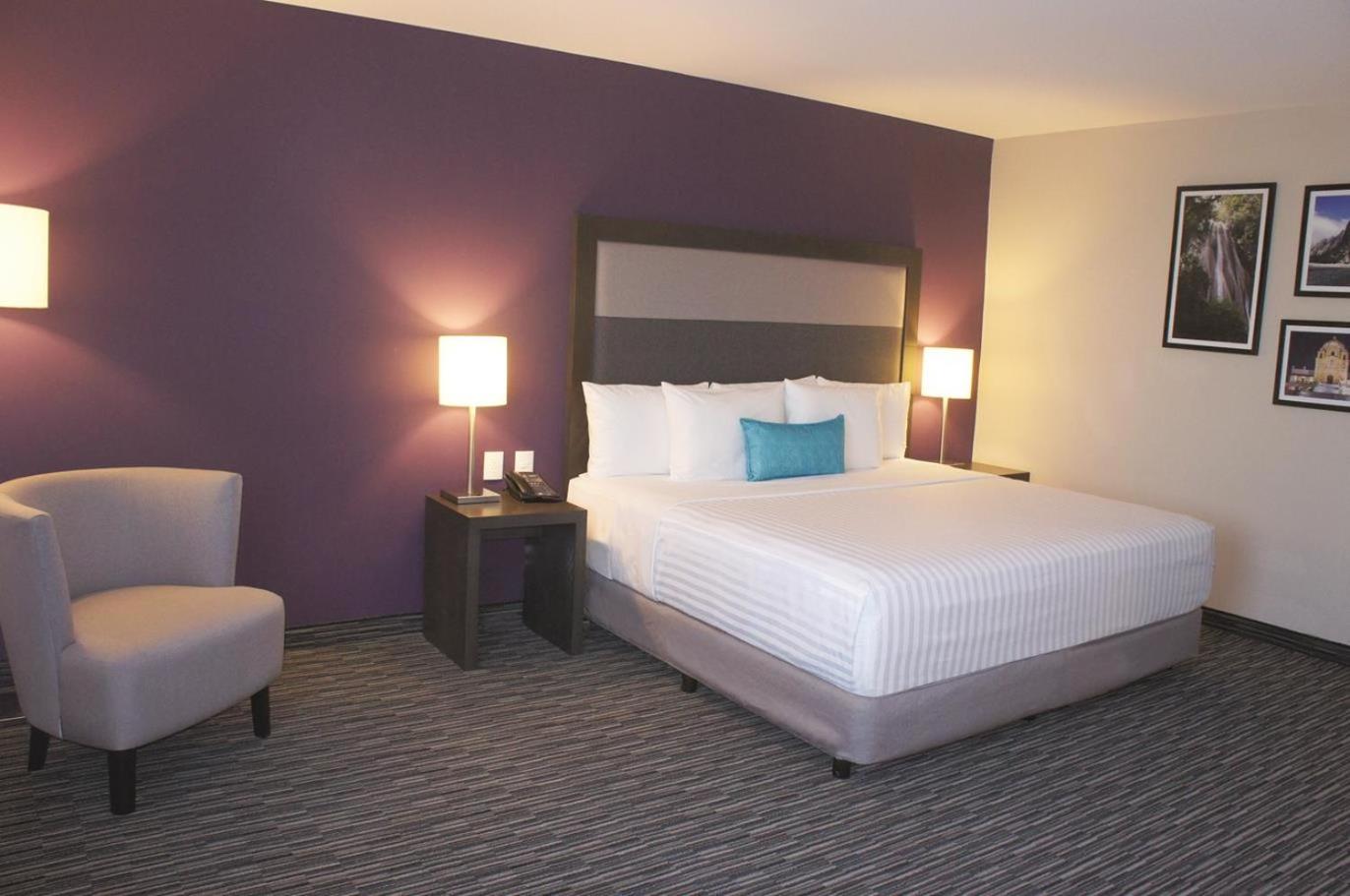 Deluxe Executive King Room - Non-Smoking photo 3