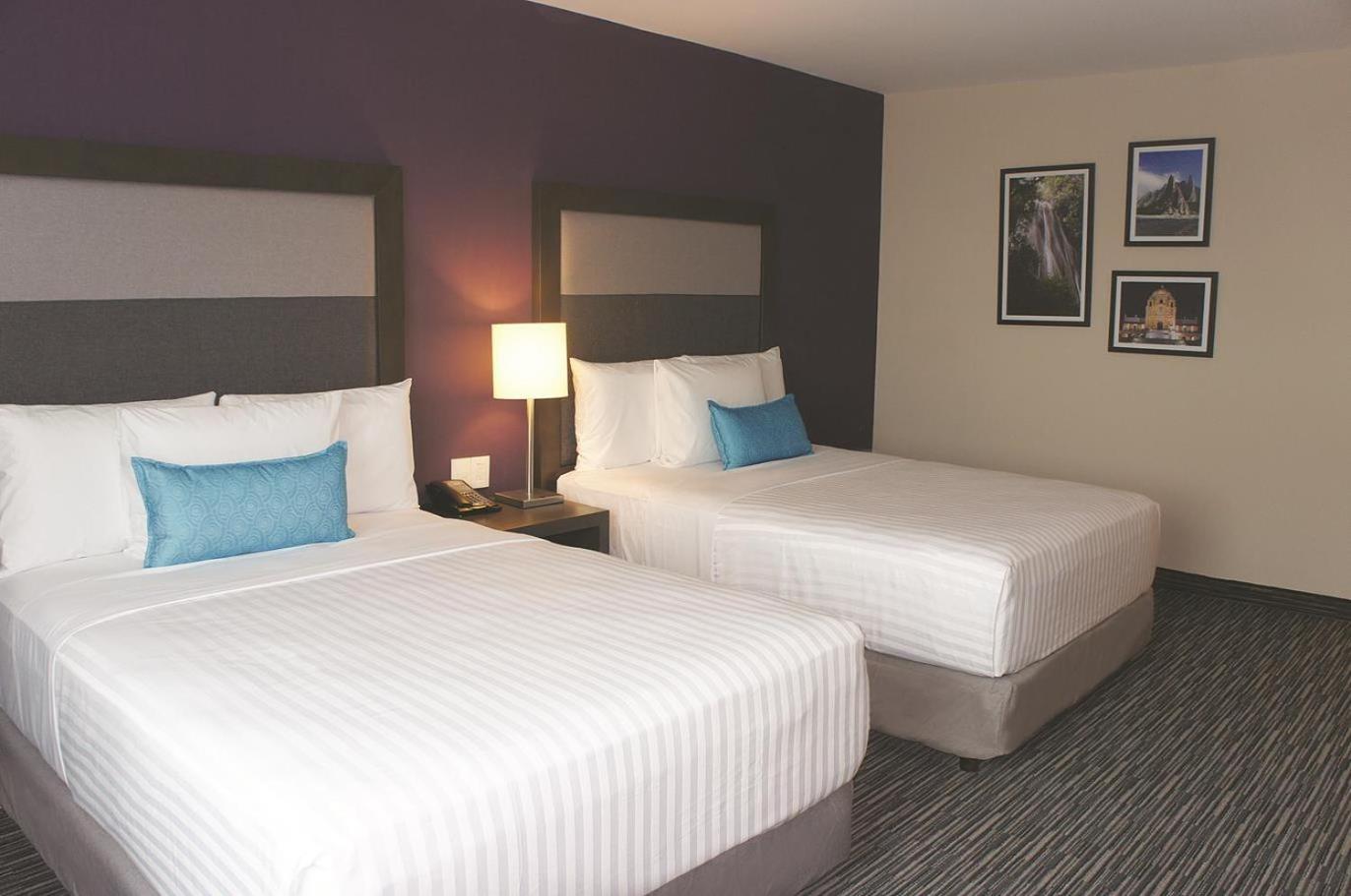Queen Room with Two Queen Beds - Non-Smoking photo 2