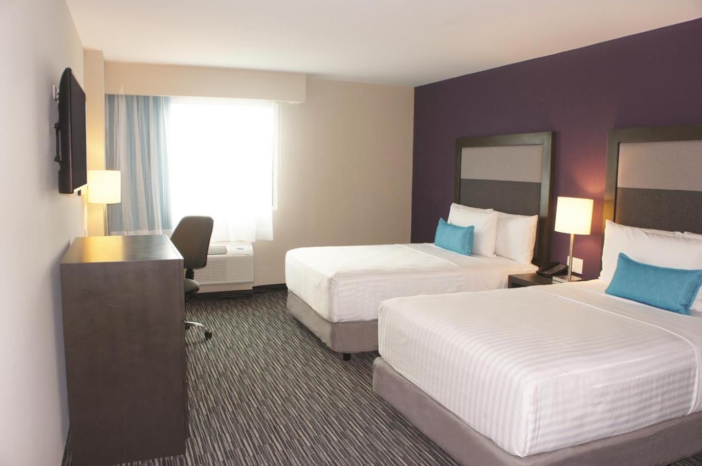 Queen Room with Two Queen Beds - Non-Smoking photo 3
