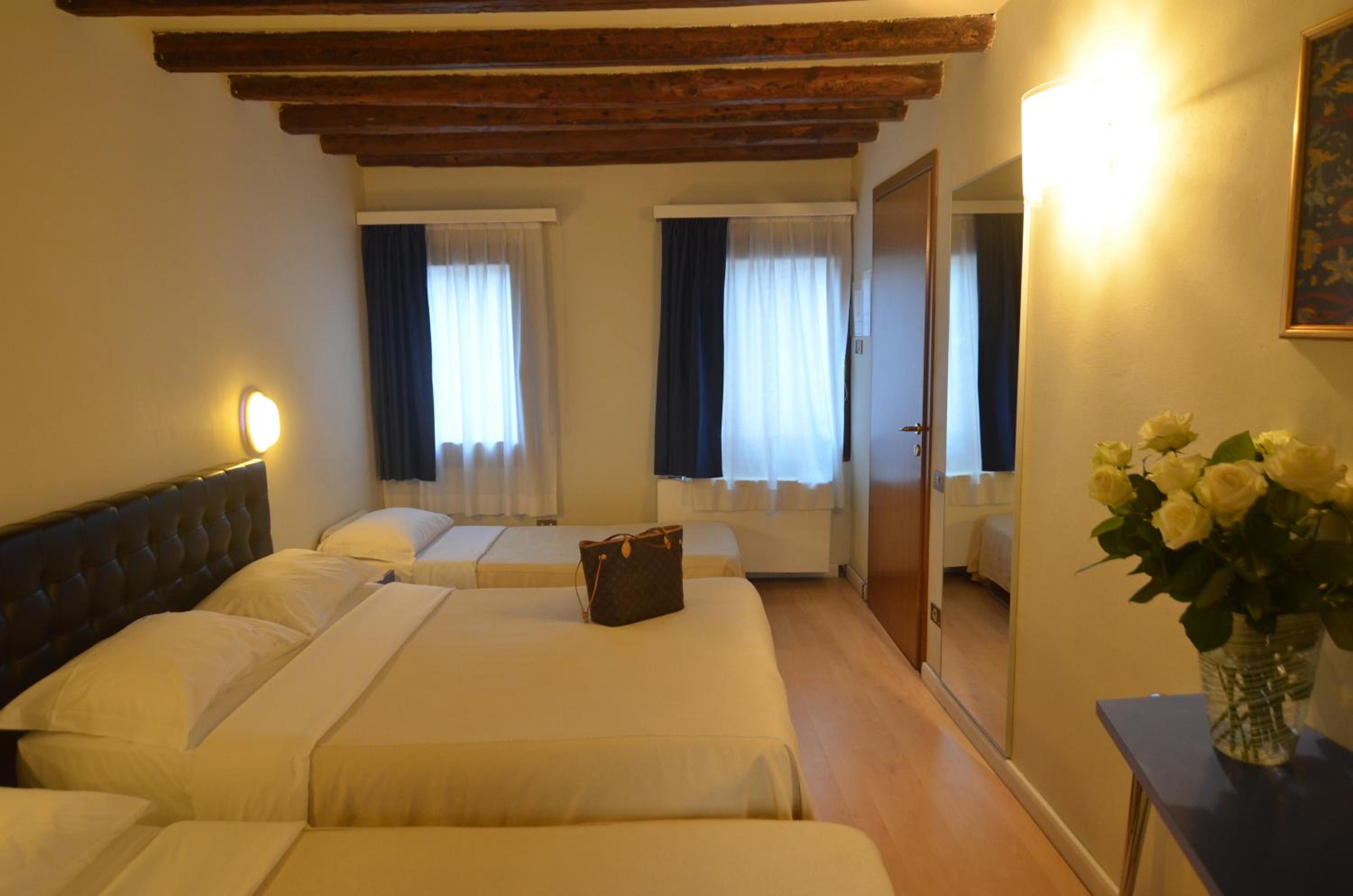 Quadruple Room with Private Bathroom photo 3