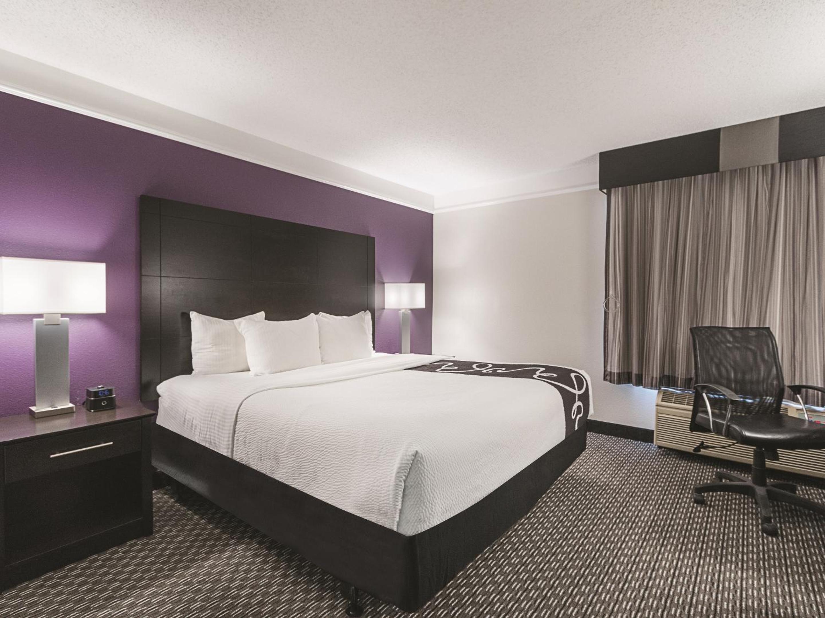 Queen Room - Disability Access - Photo 3