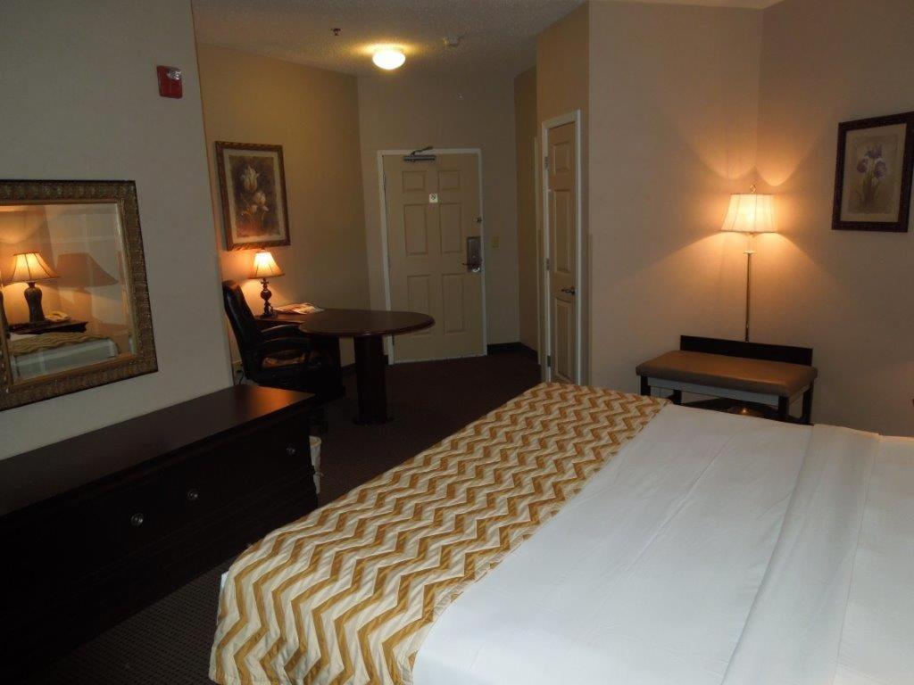 Deluxe King Room - Non-Smoking - Photo 2