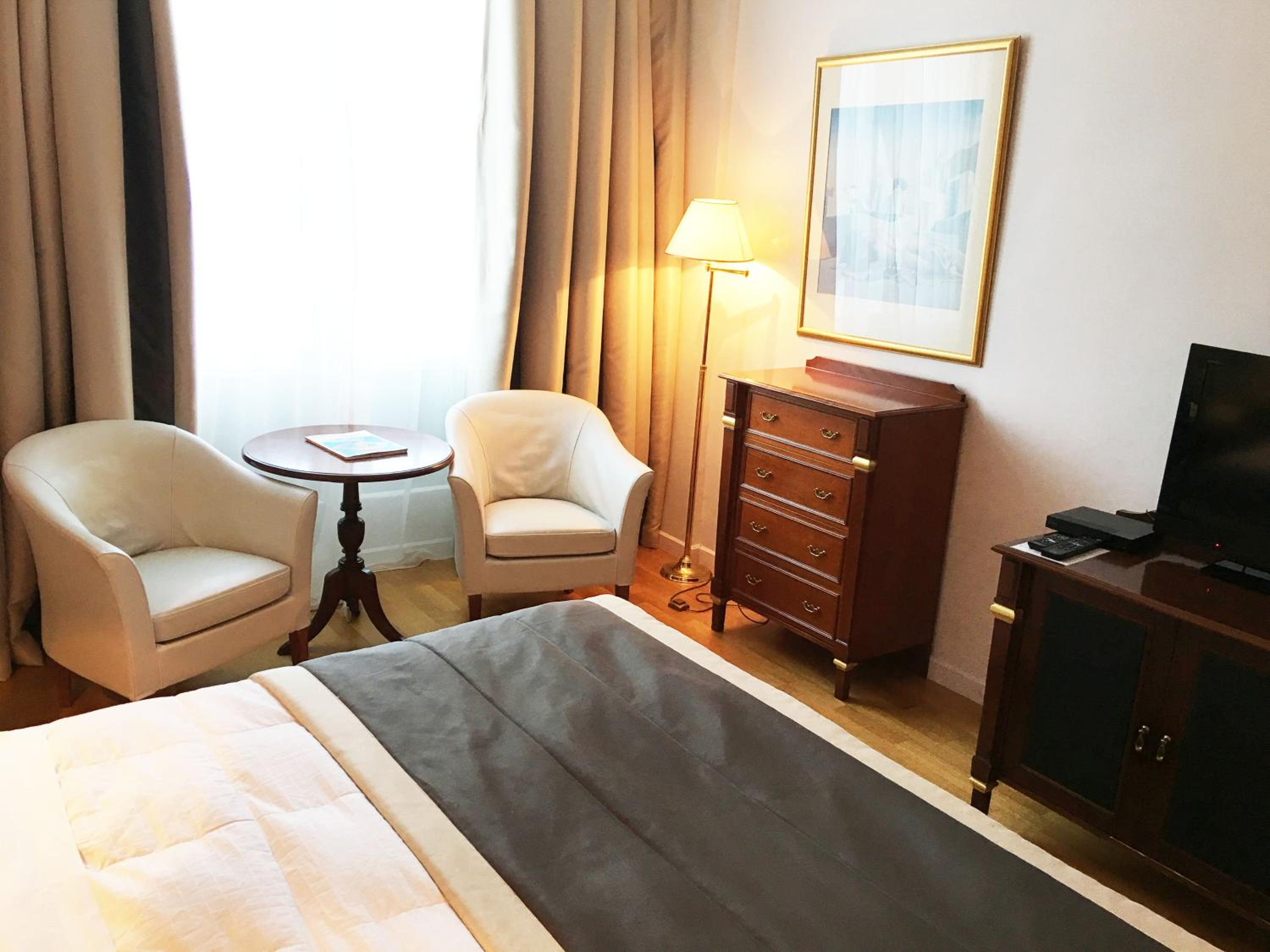 Guest Room with Access to Indoor Swimming Pool & Spa thumbnail 6