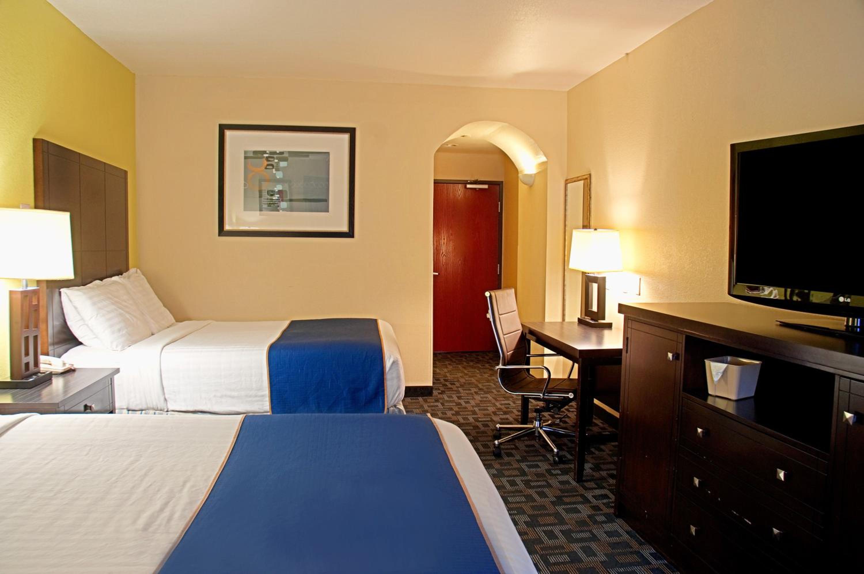 Queen Room with Two Queen Beds - Non-Smoking - Photo 2