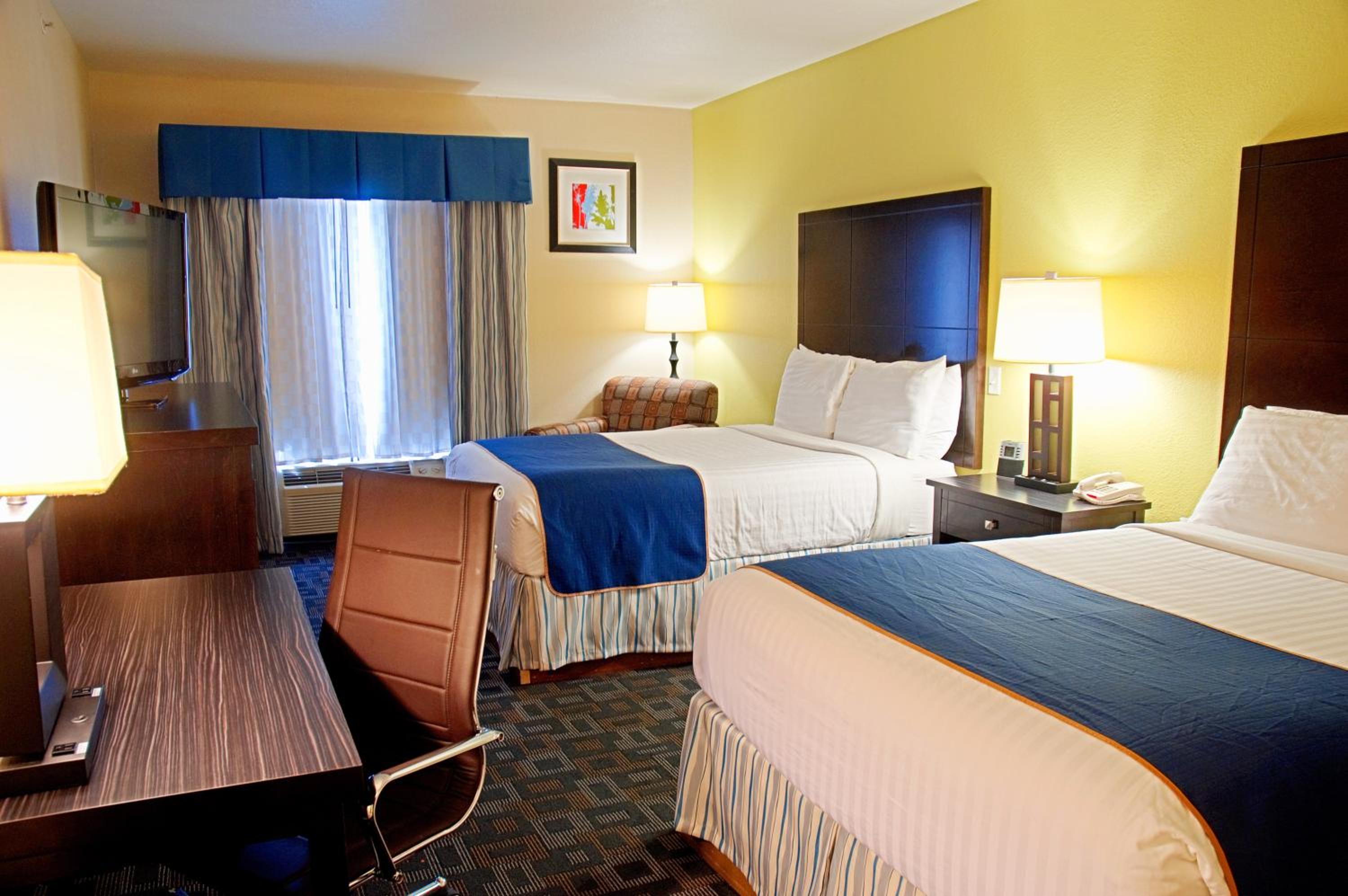 Queen Room with Two Queen Beds - Non-Smoking - Photo 3