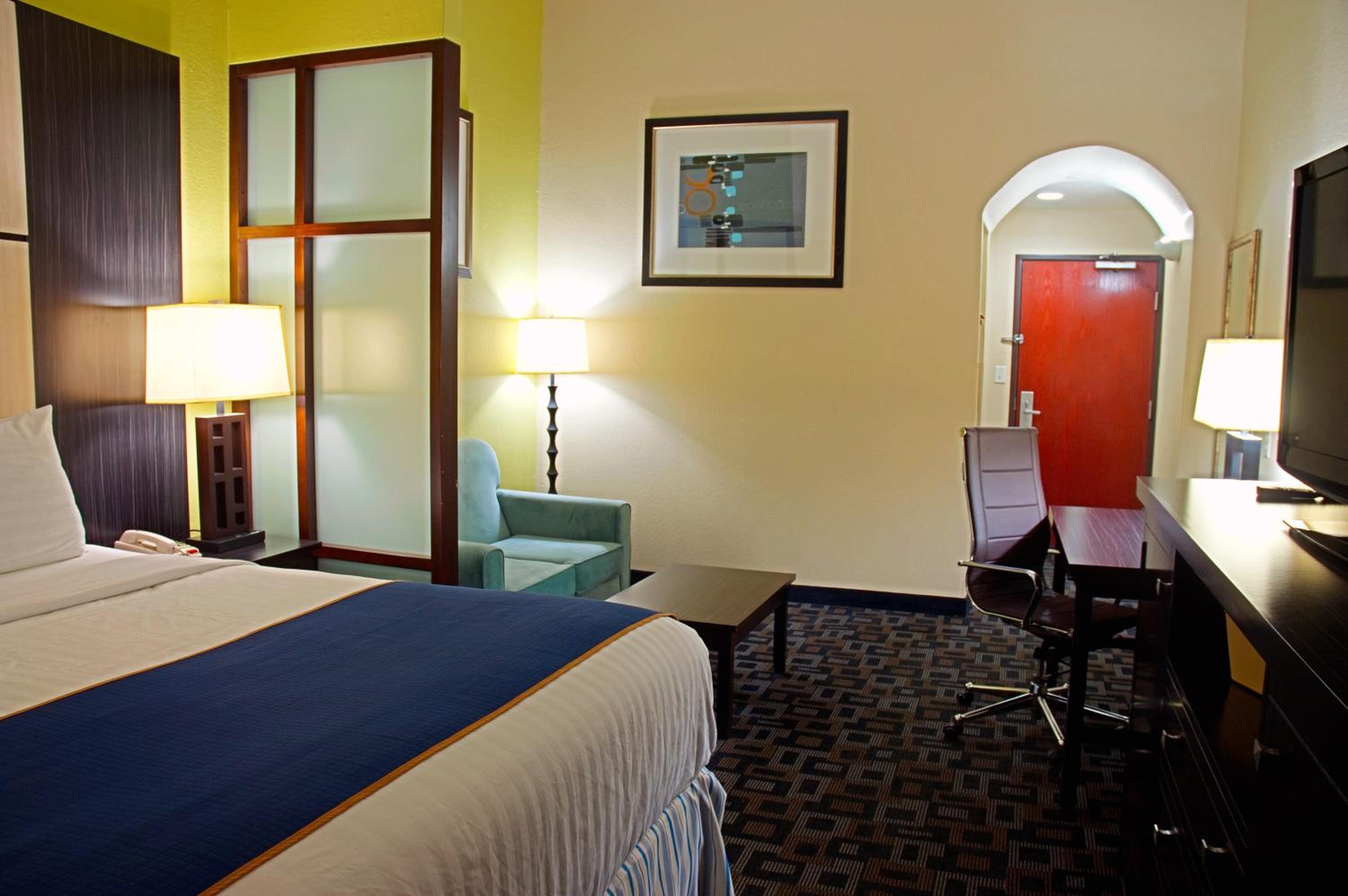 King Suite - Disability Access - Non-Smoking photo 2