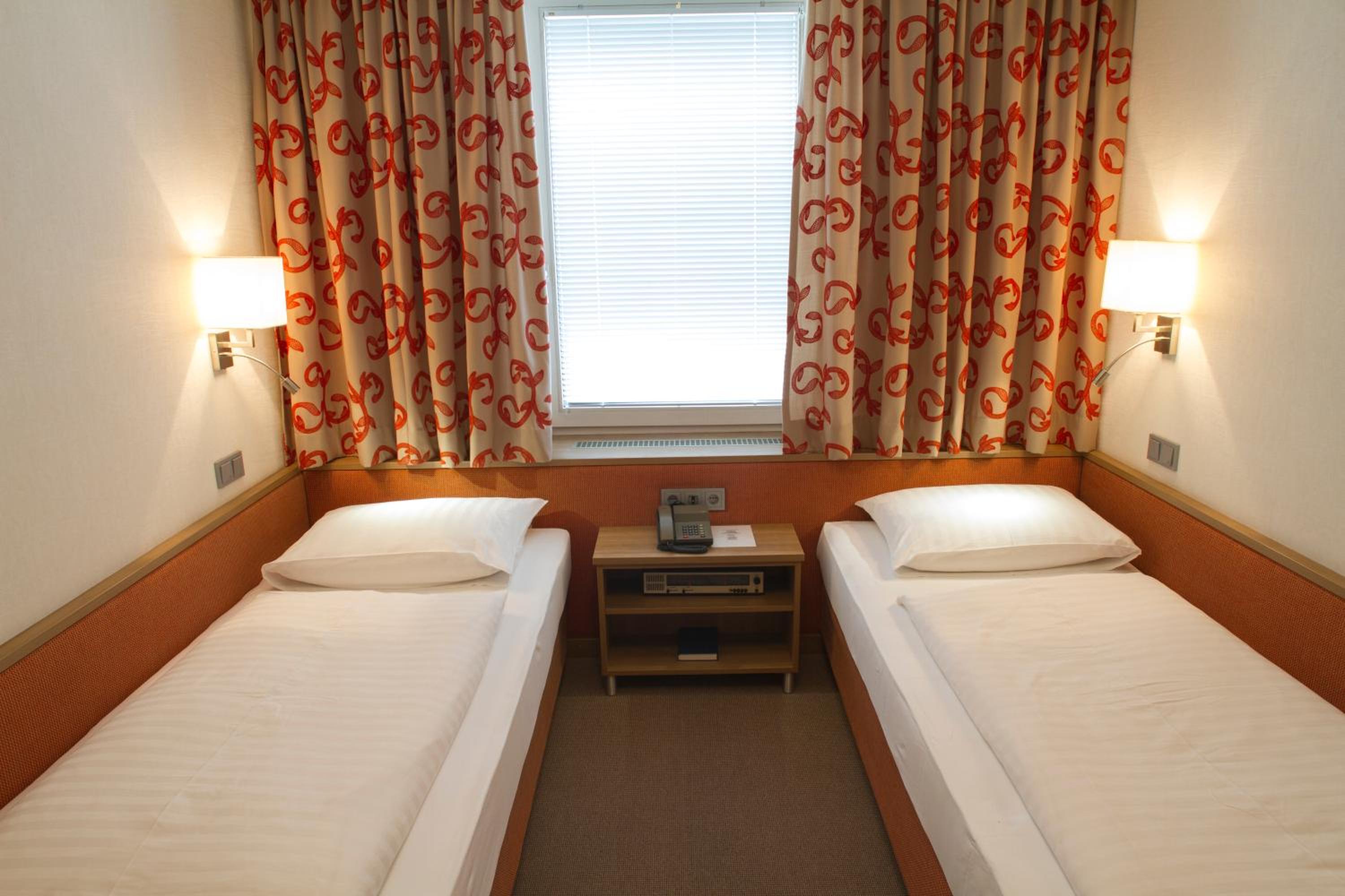 Twin Room - Photo 2