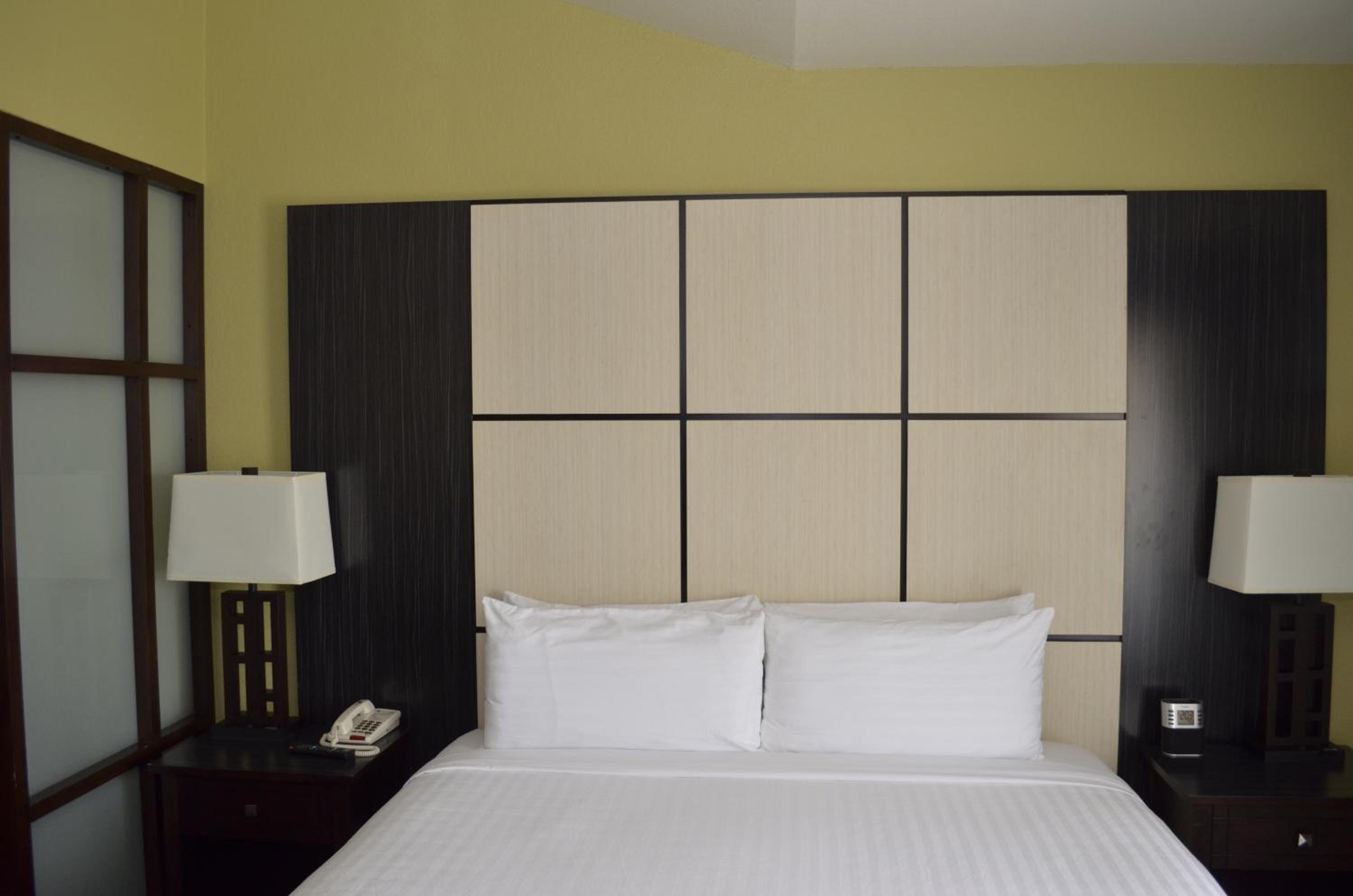 King Room - Non-Smoking - Photo 2