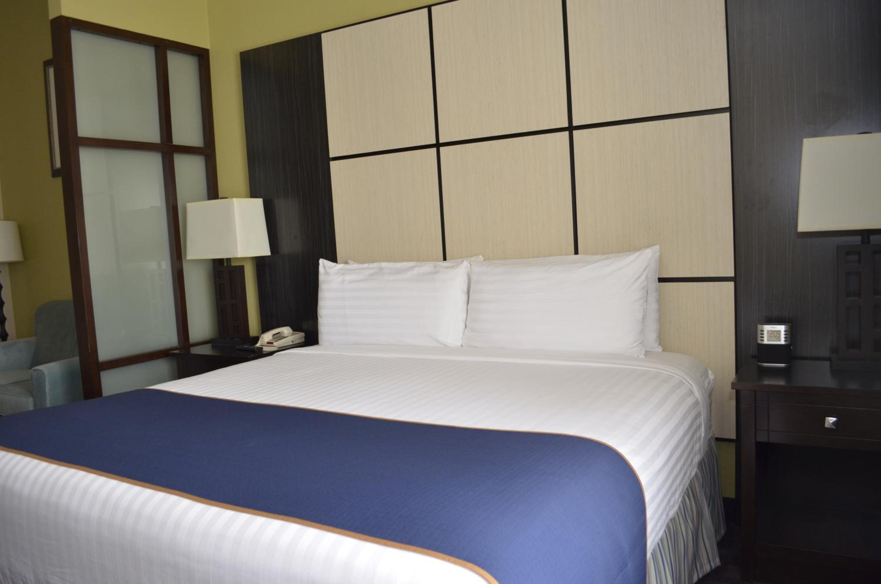 King Room - Non-Smoking - Photo 3
