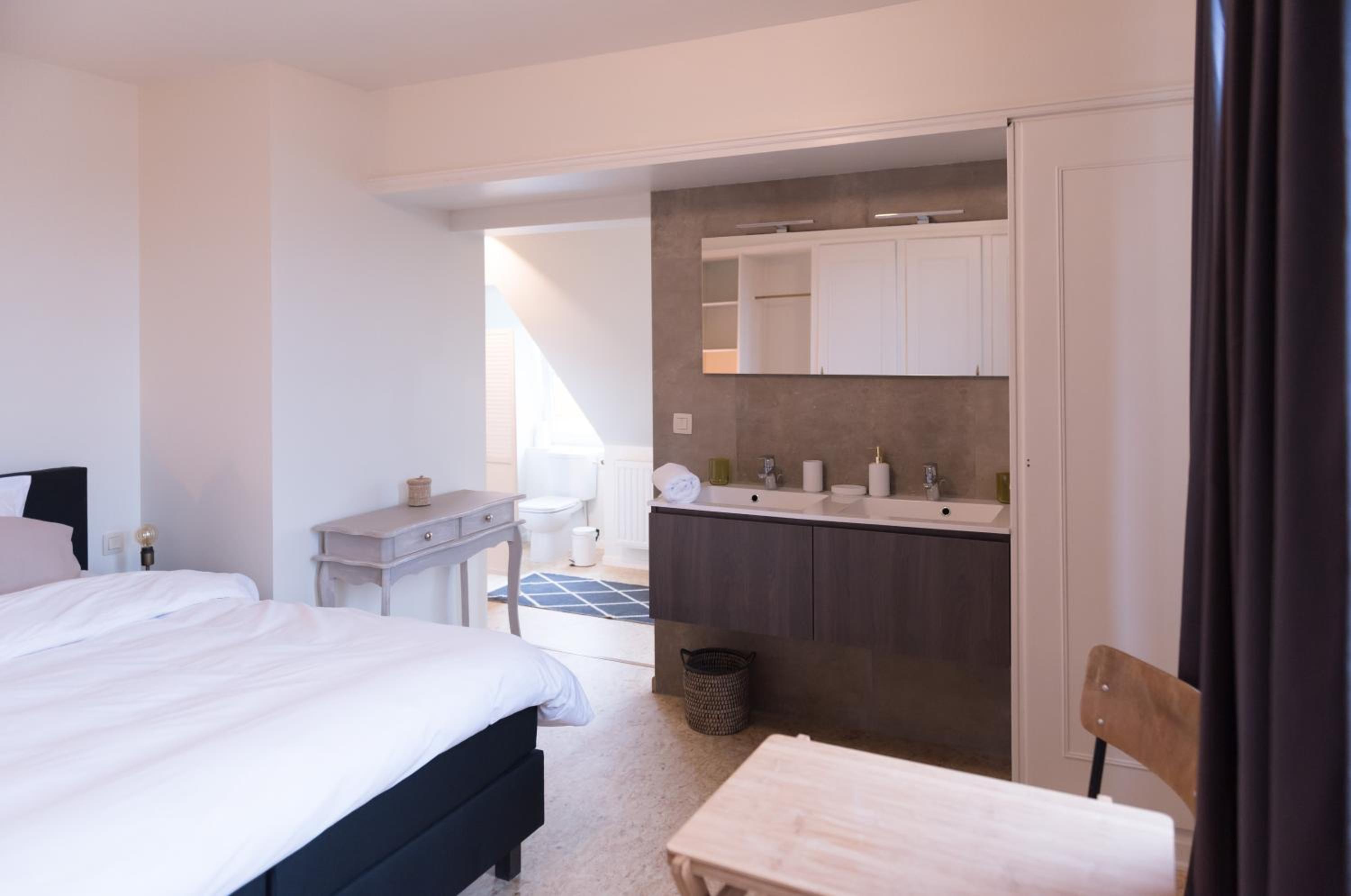 Deluxe Double Room with Shower photo 3