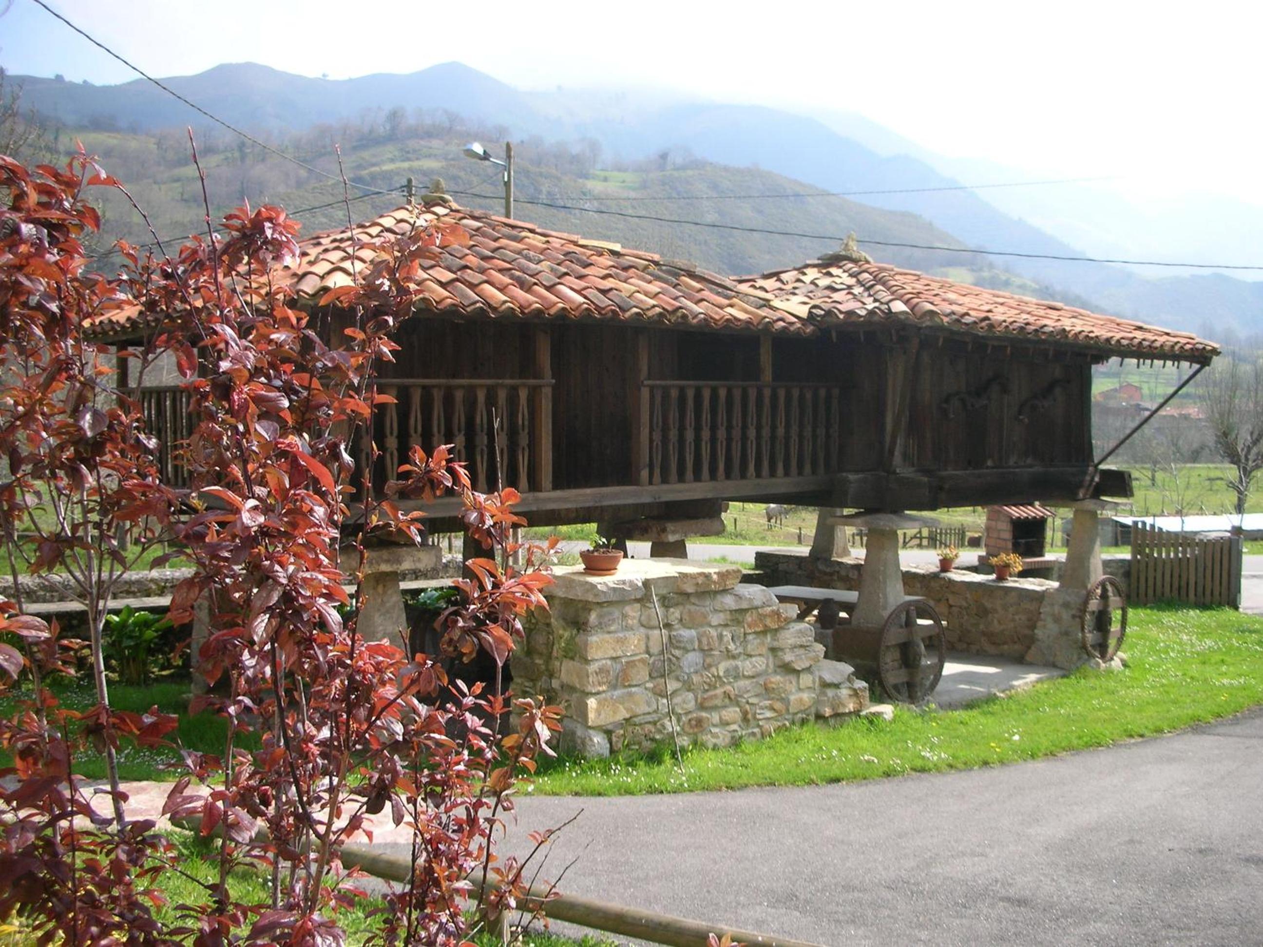 Three-Bedroom Apartment with Mountain View photo 2