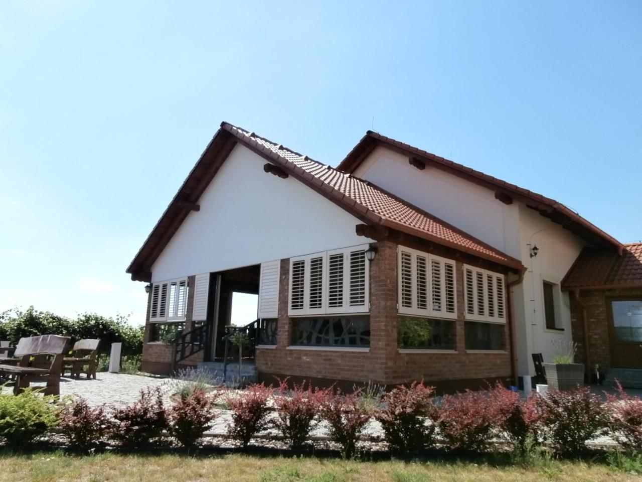 Deluxe Two-Bedroom Apartment with Garden View photo 3