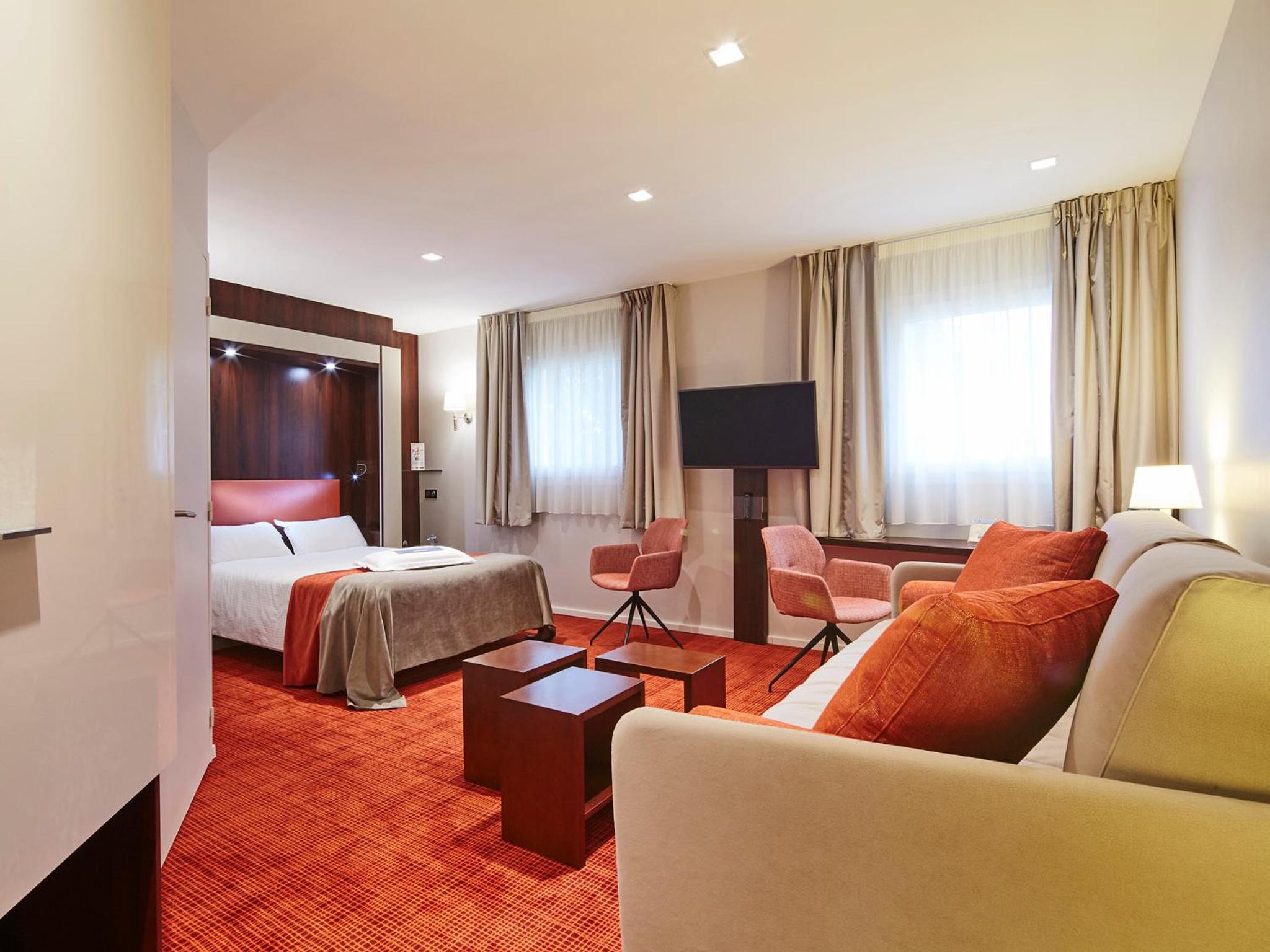 Quadruple Room - One Double Bed and 2 Single Beds - Photo 4