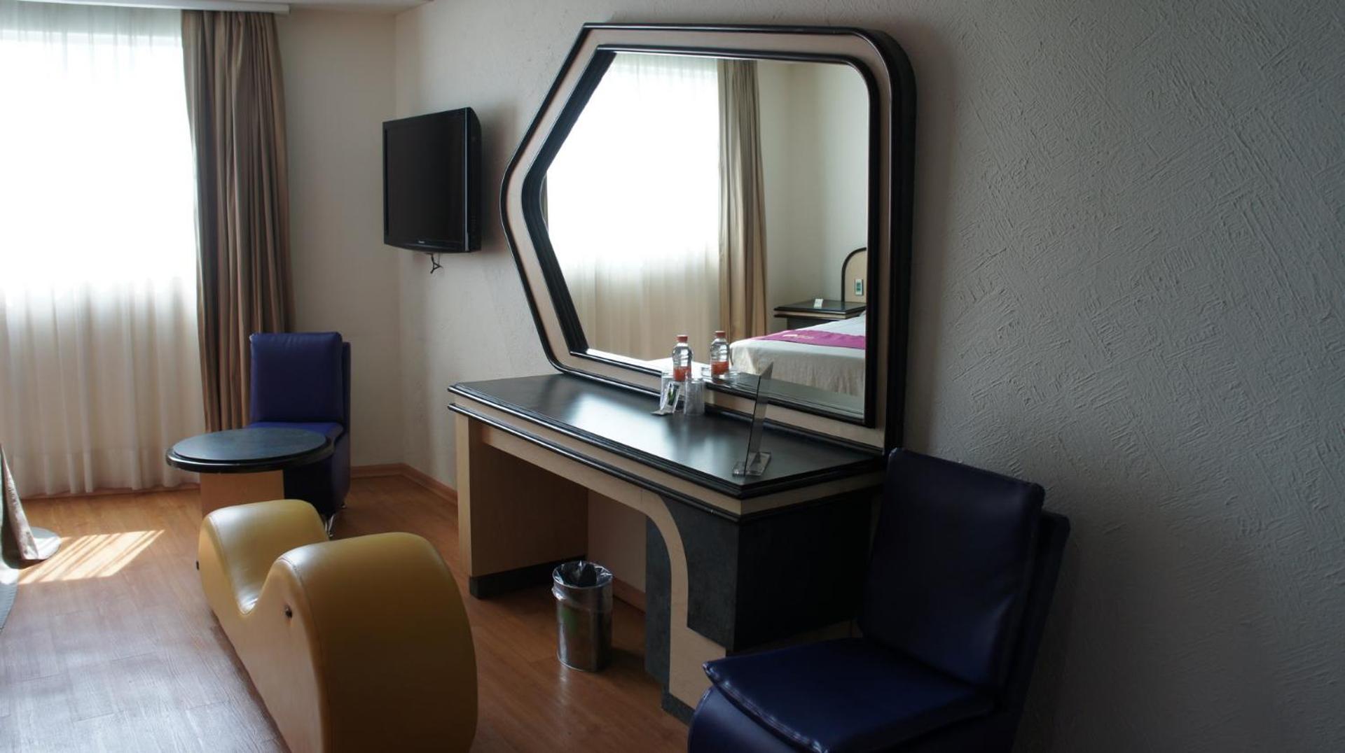 Standard Queen Room photo 3