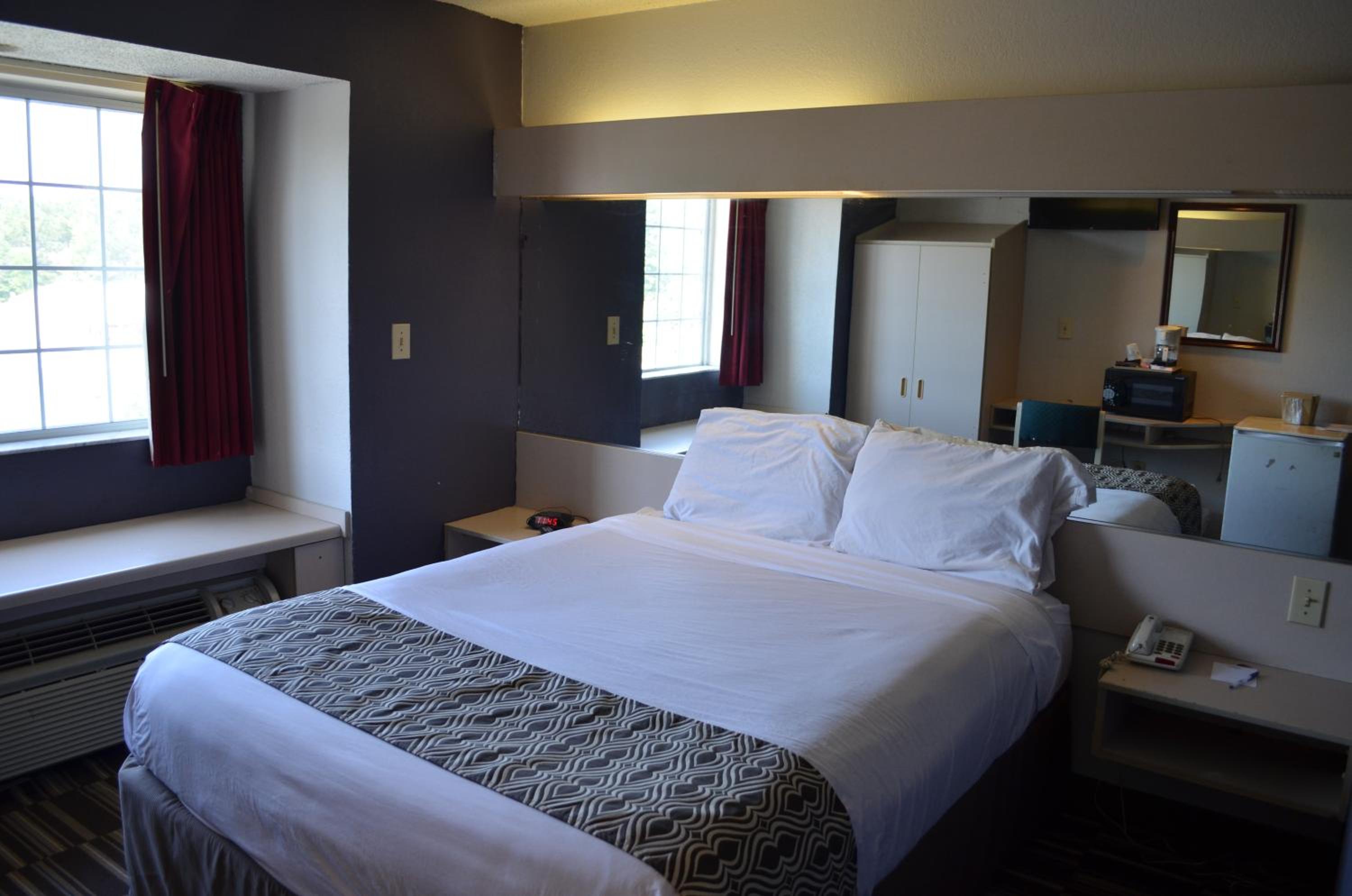 Queen Room - Non-Smoking - Photo 3