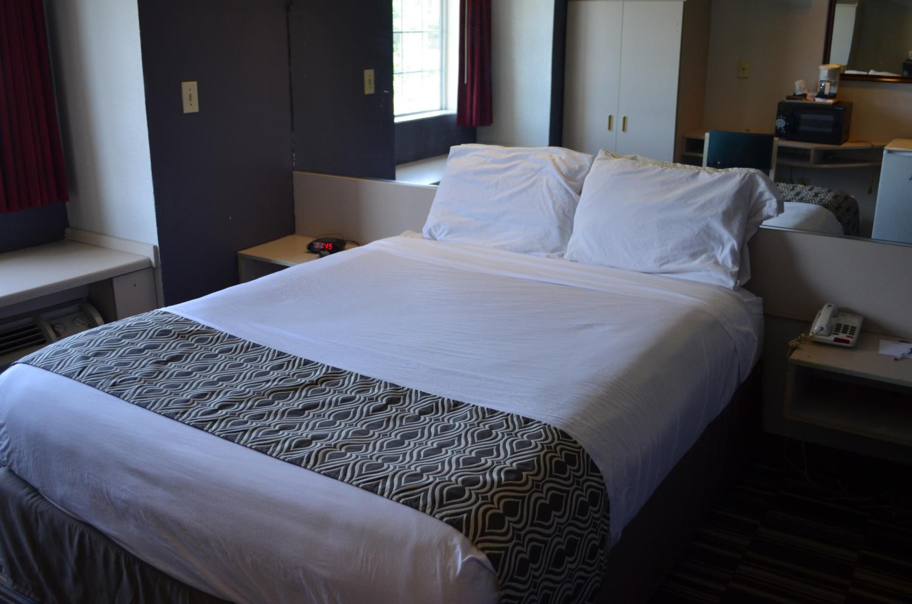 Queen Room - Non-Smoking - Photo 2