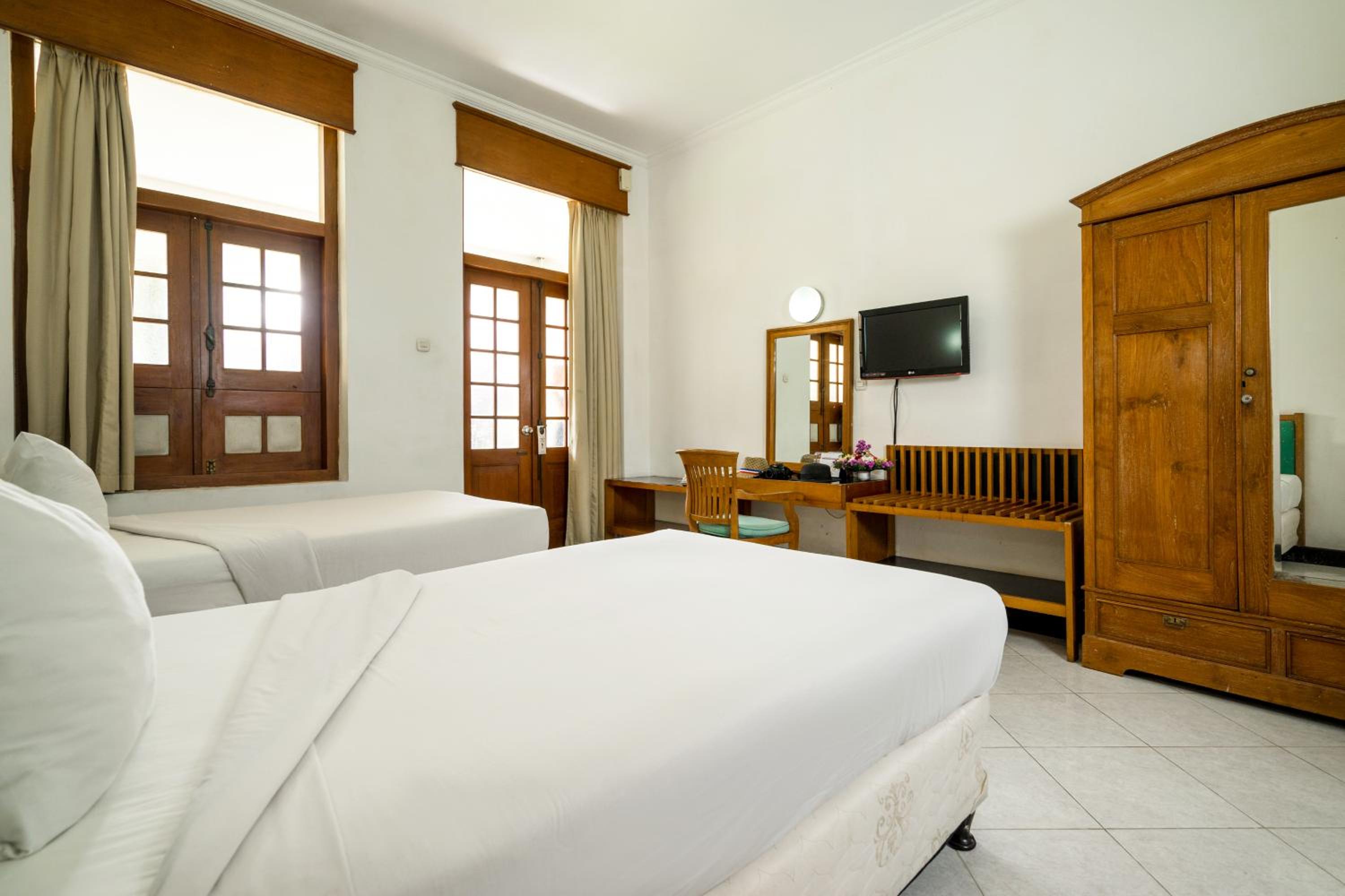 Standard Twin Room with Garden View - Photo 2