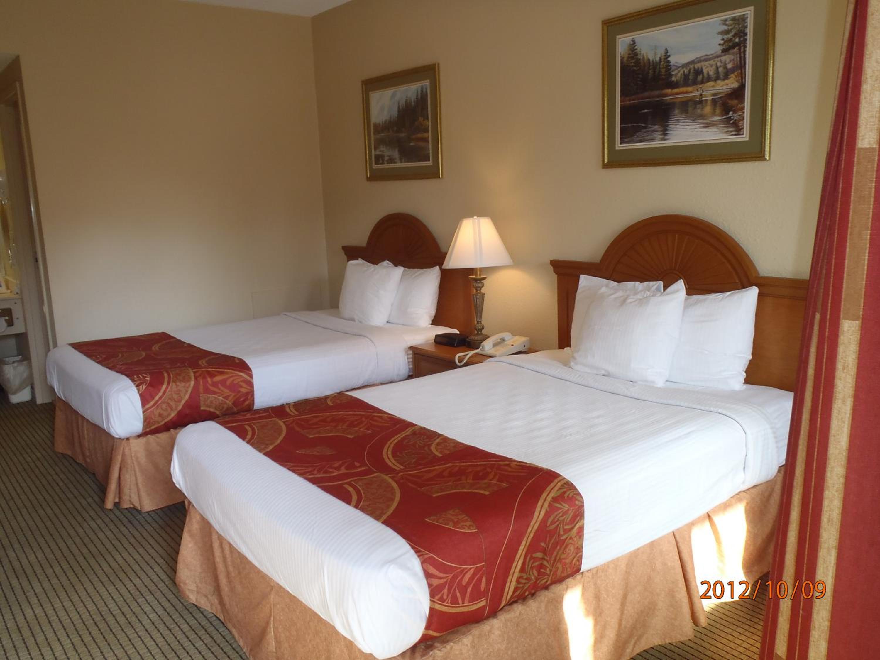 Queen Room with Two Queen Beds - Non-Smoking - Photo 2