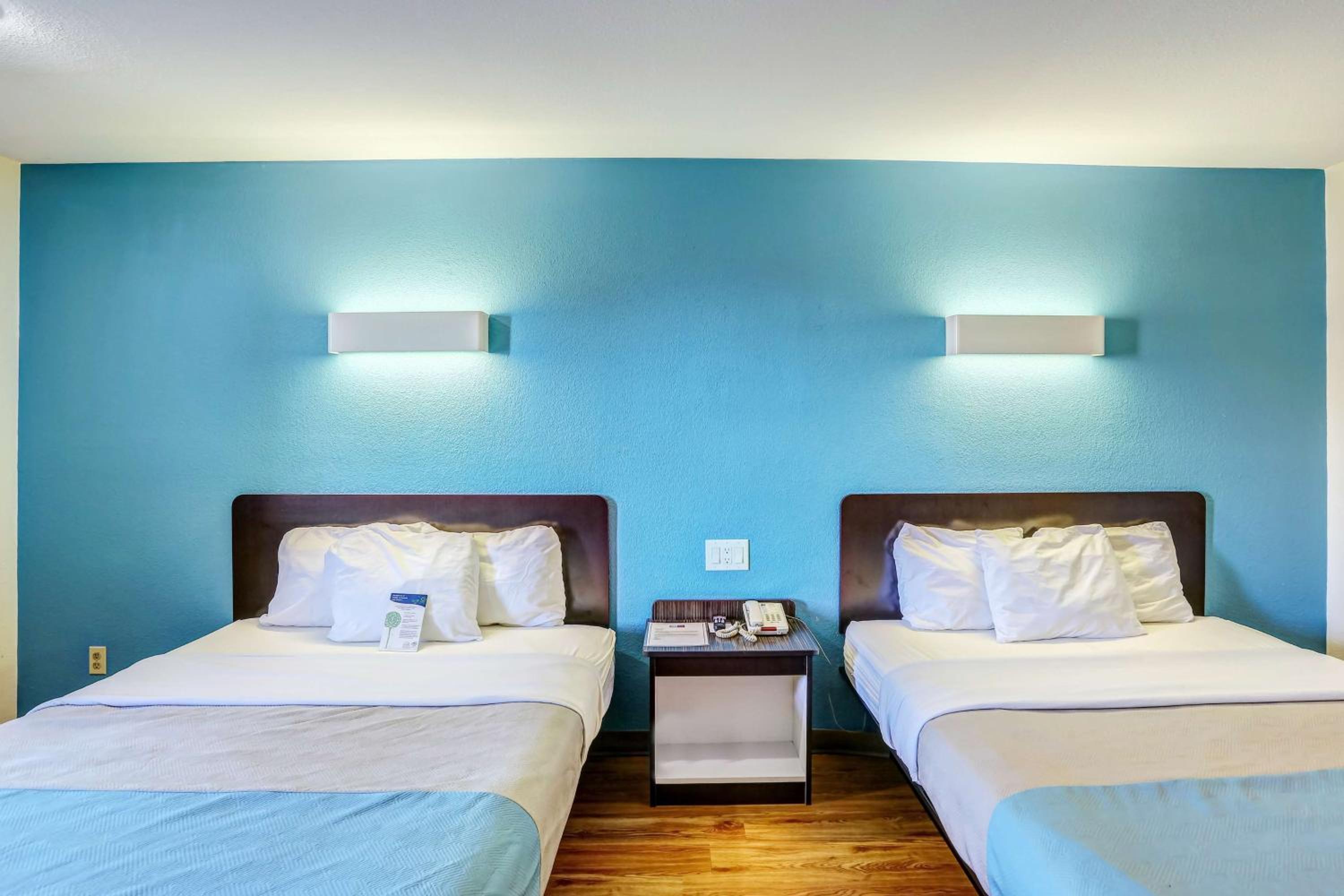 Queen Room with Two Queen Beds - Non-Smoking - Photo 1