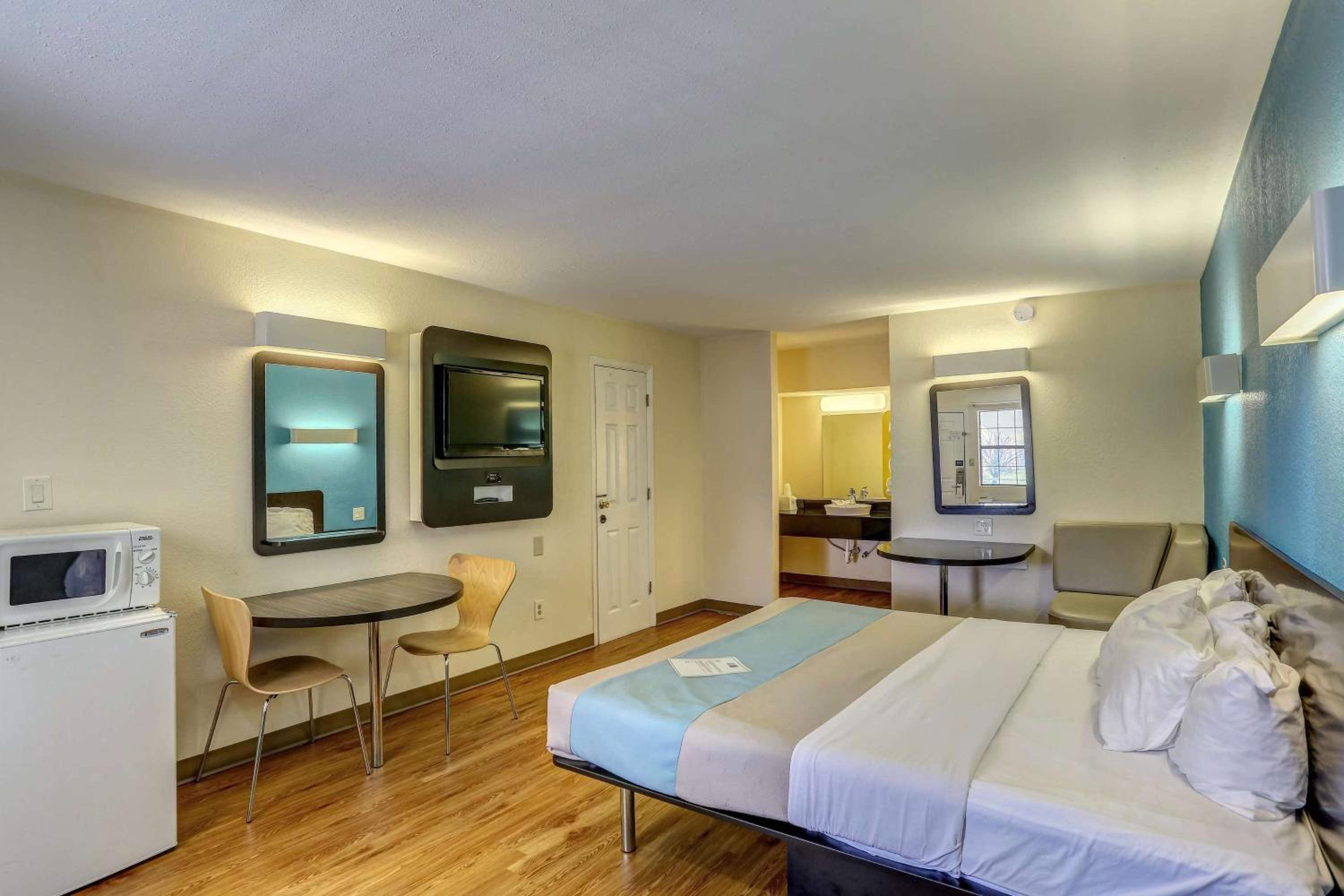 King Room - Non-Smoking - Photo 11
