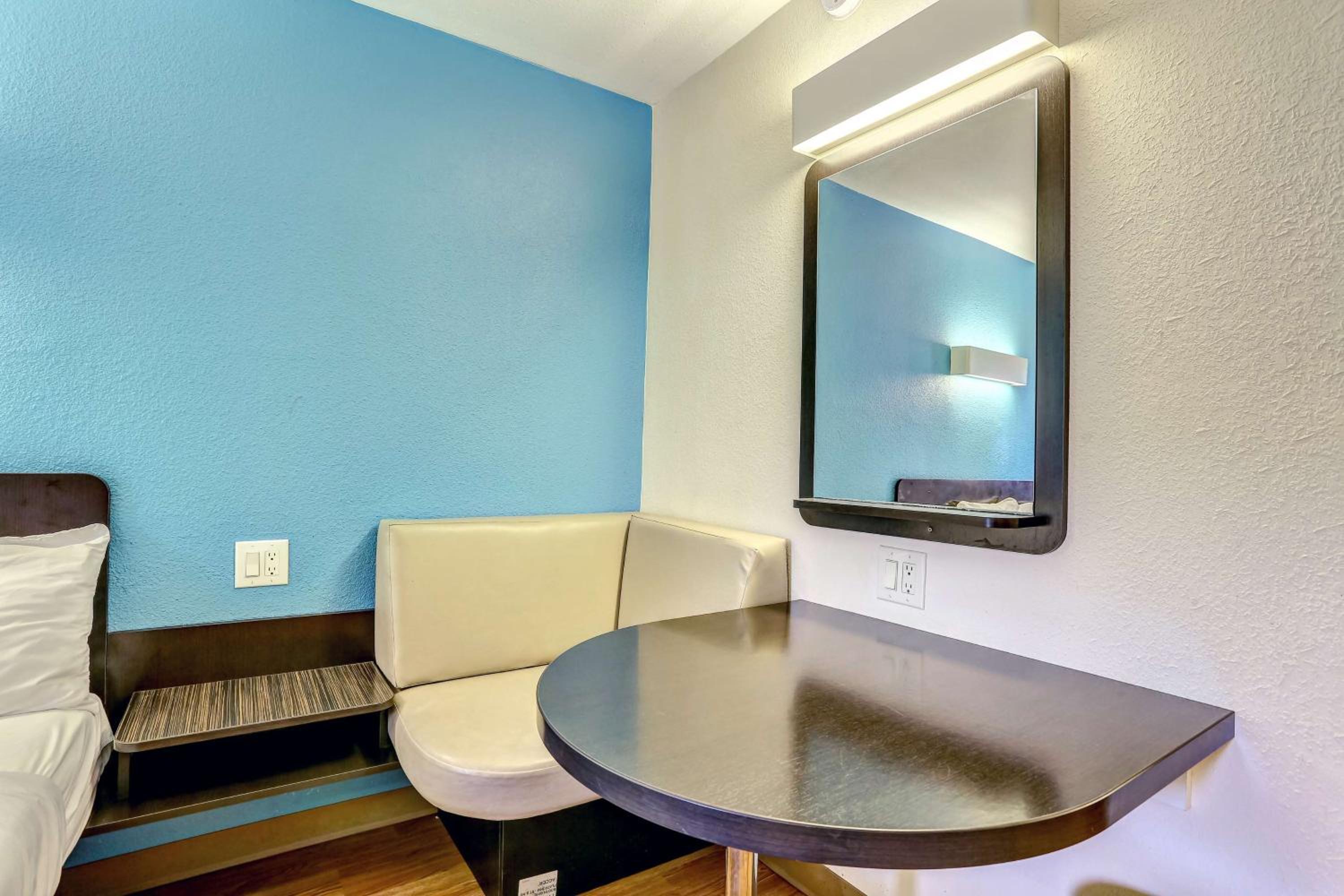 Queen Room with Two Queen Beds - Non-Smoking - Photo 8