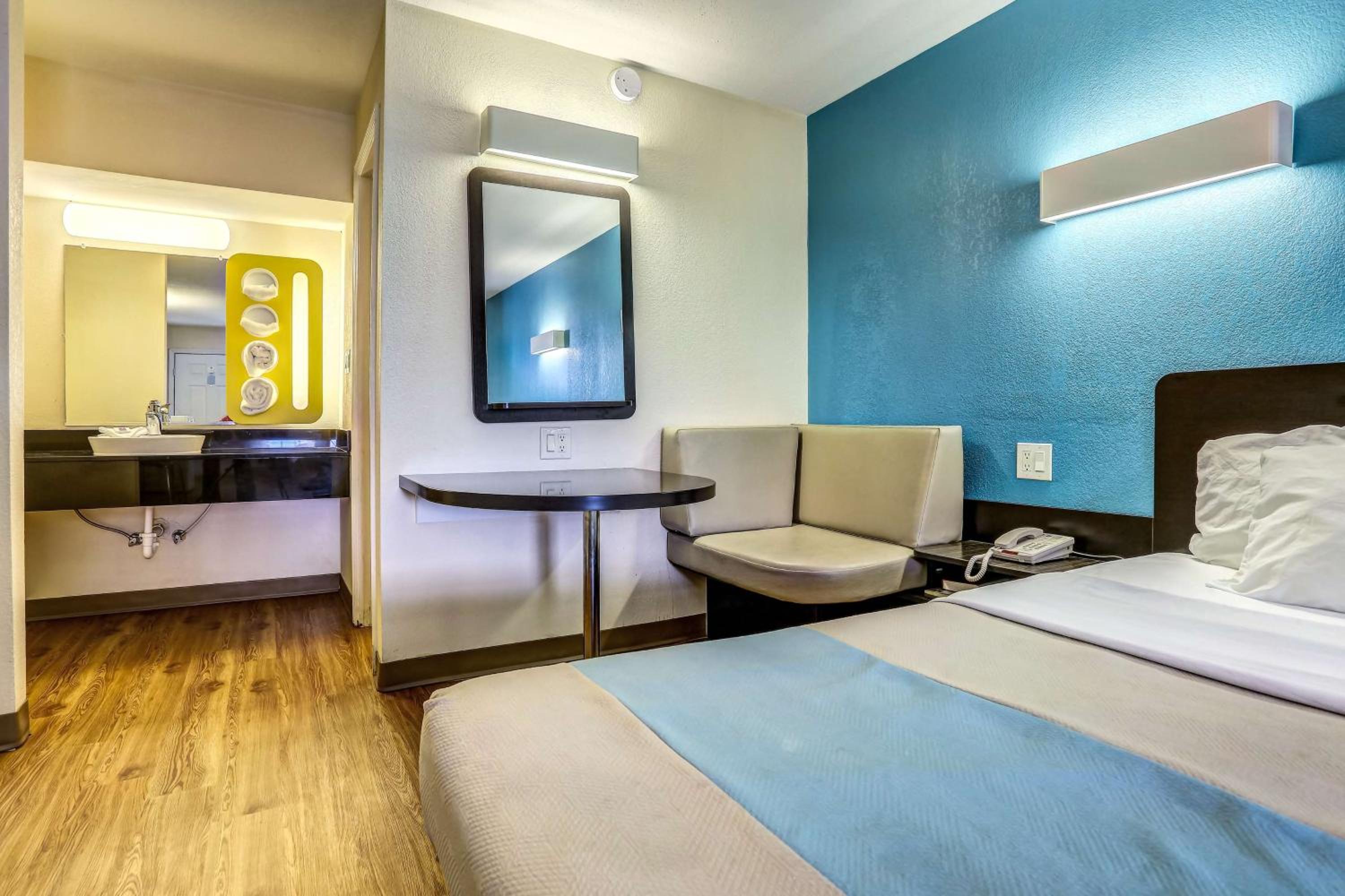King Room - Non-Smoking - Photo 2