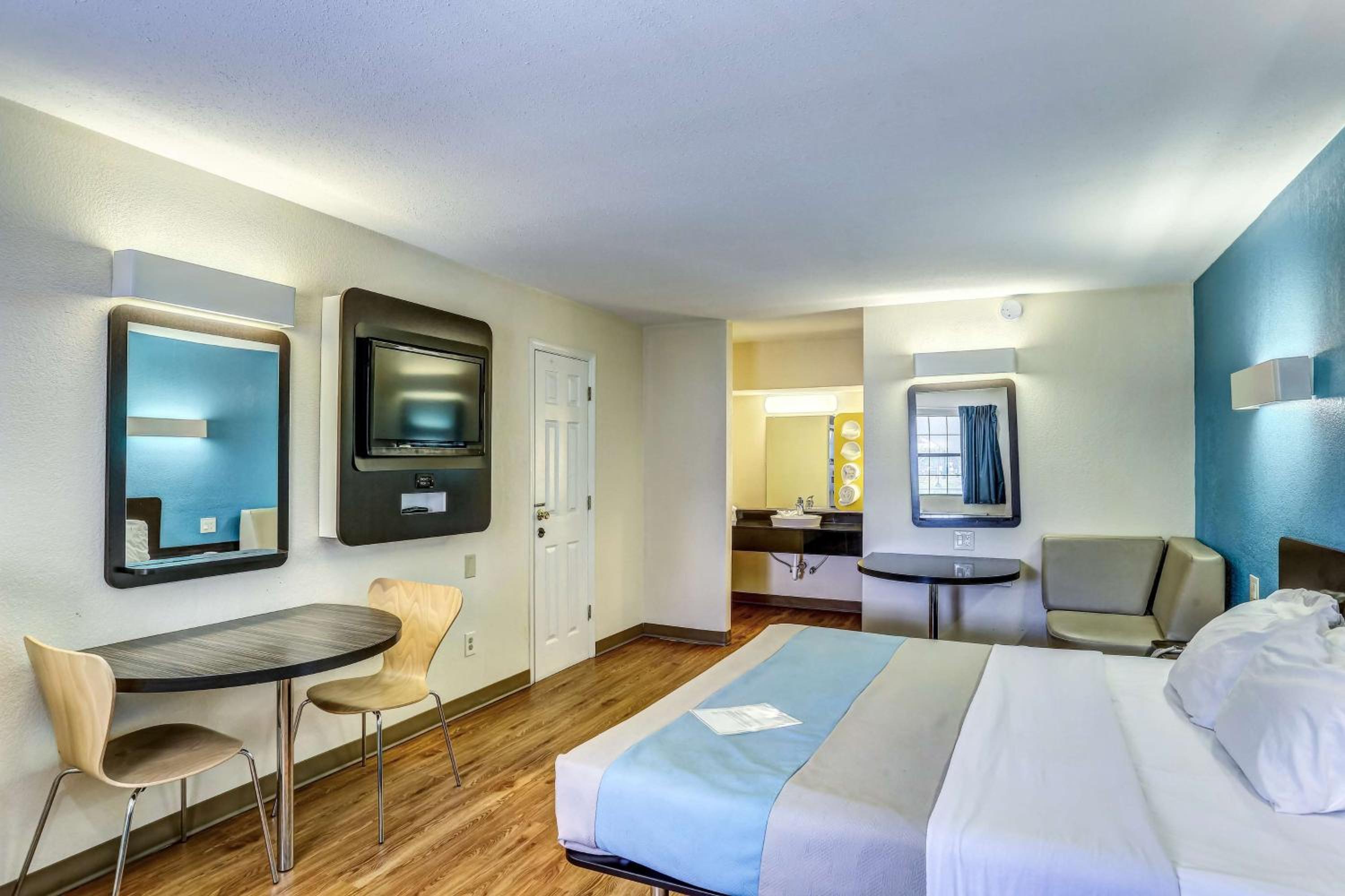 King Room - Non-Smoking - Photo 5