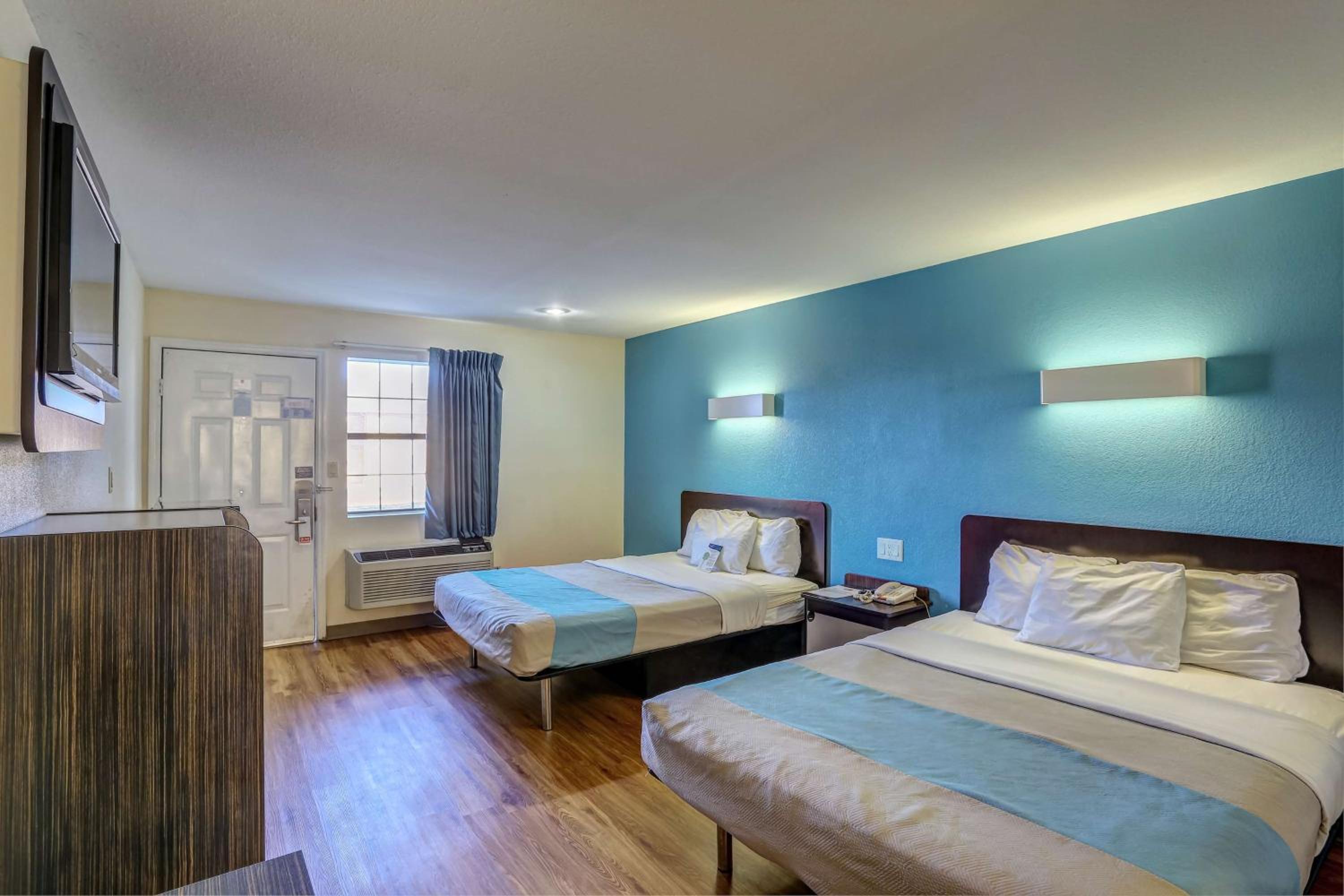 Queen Room with Two Queen Beds - Non-Smoking - Photo 10