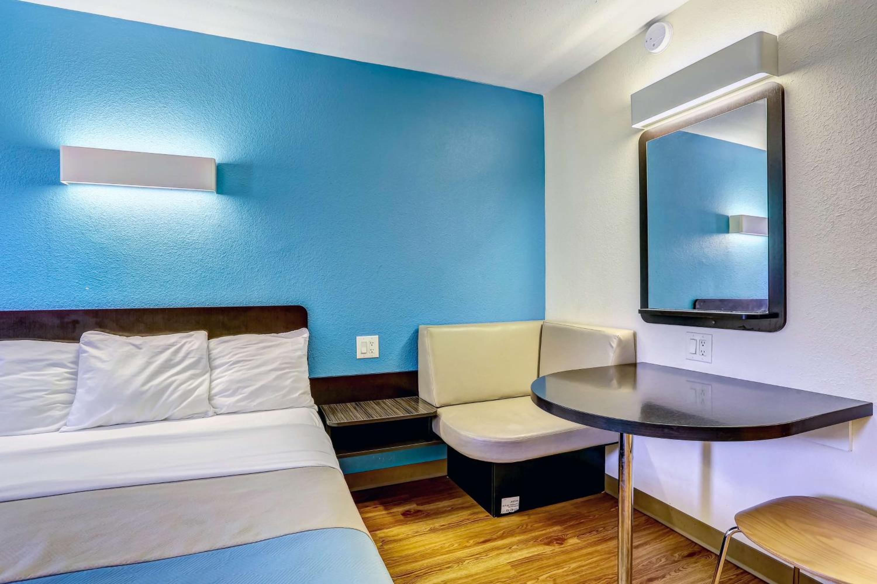 King Room - Non-Smoking - Photo 6