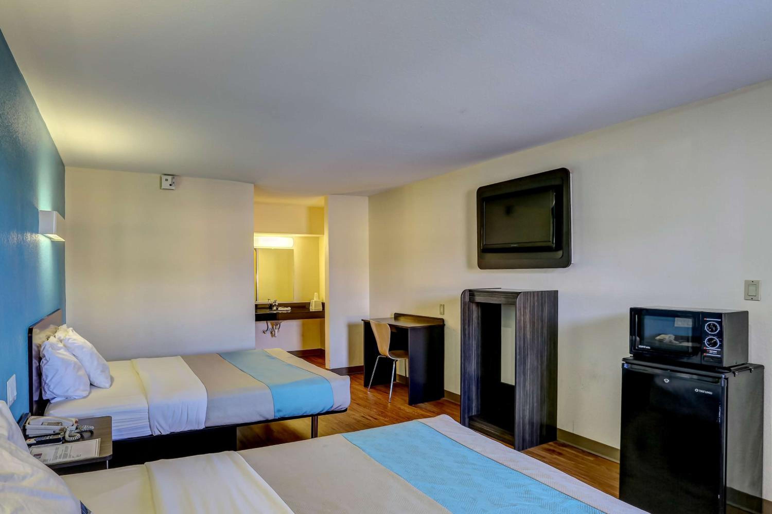Queen Room with Two Queen Beds - Non-Smoking - Photo 3