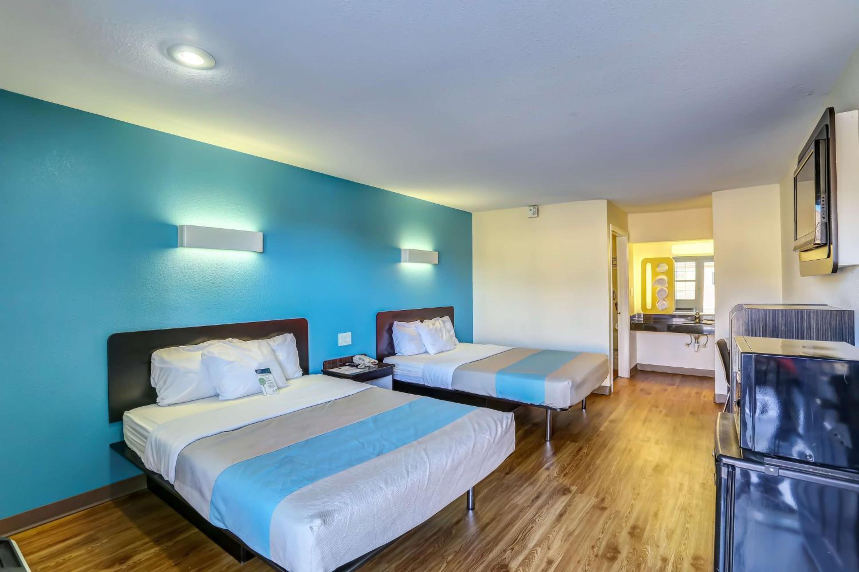 Queen Room with Two Queen Beds - Non-Smoking - Photo 4