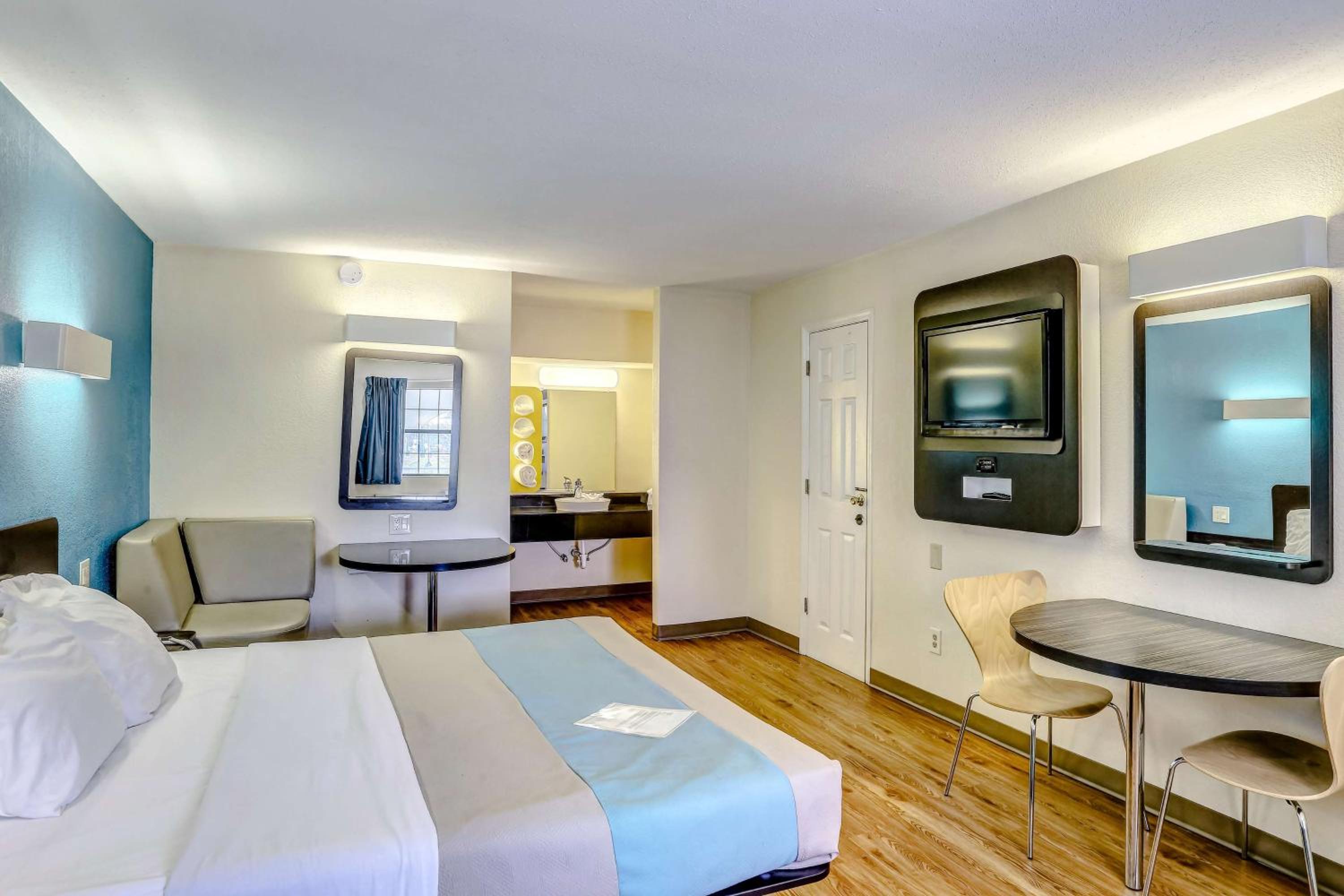 King Room - Non-Smoking - Photo 12