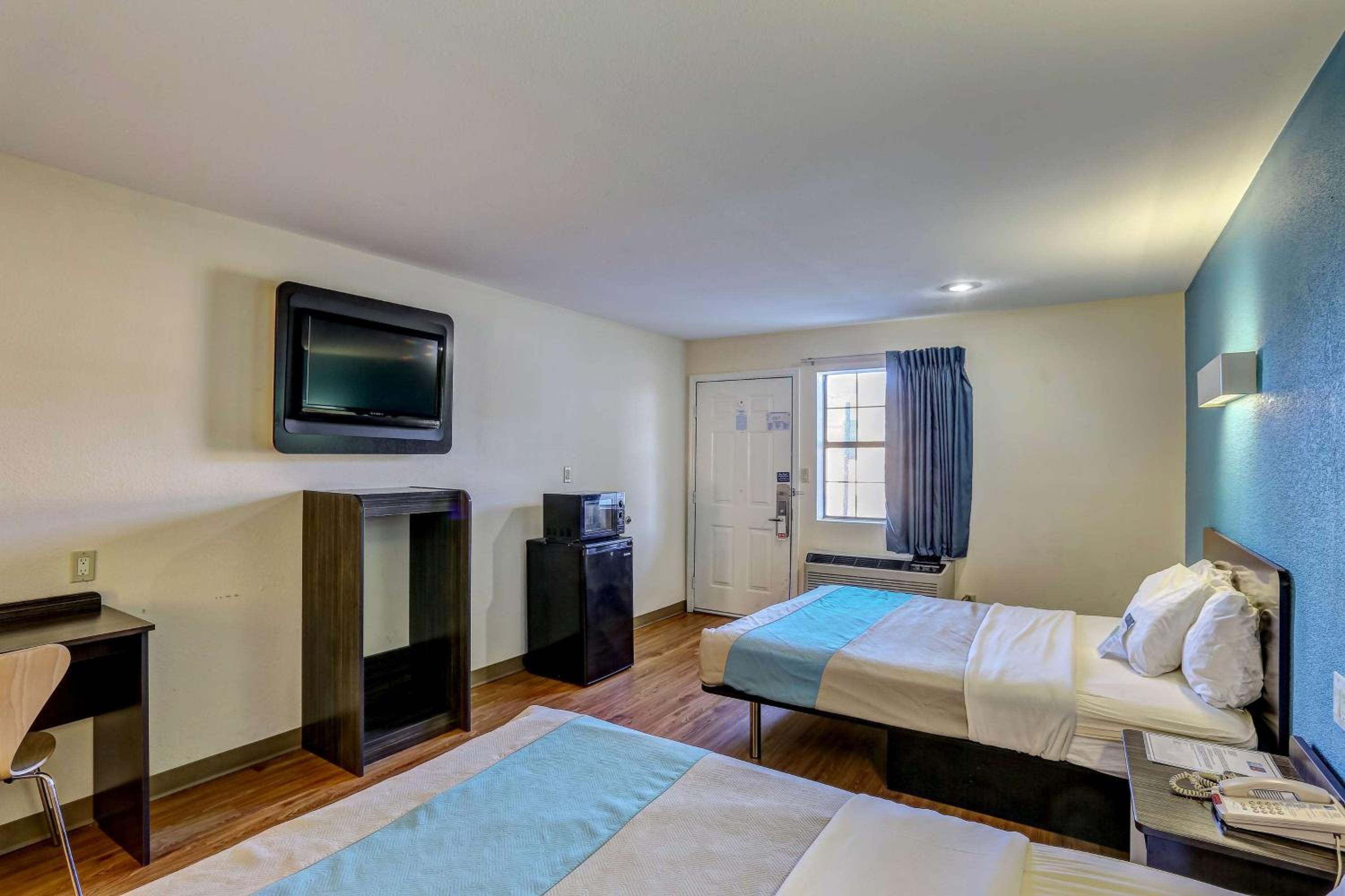 Queen Room with Two Queen Beds - Non-Smoking - Photo 5