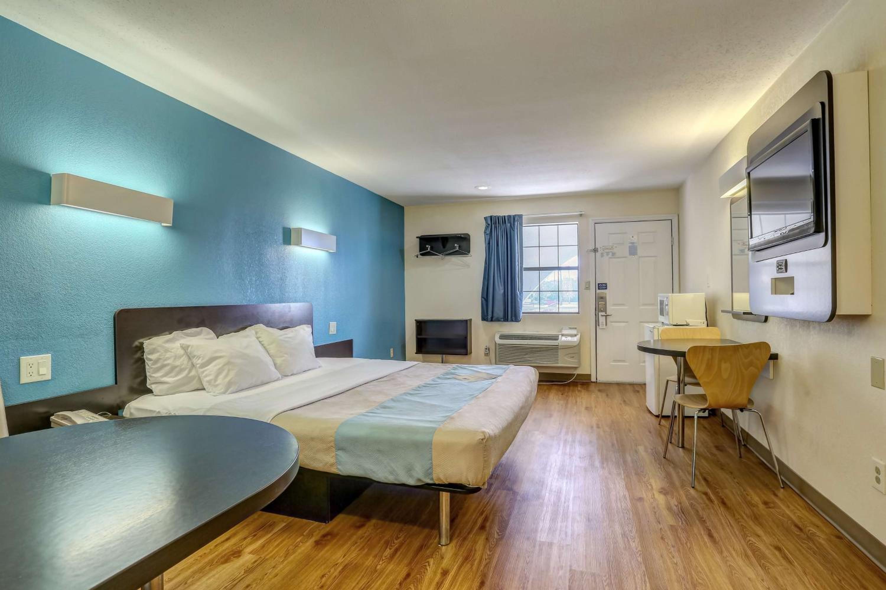 King Room - Non-Smoking - Photo 3