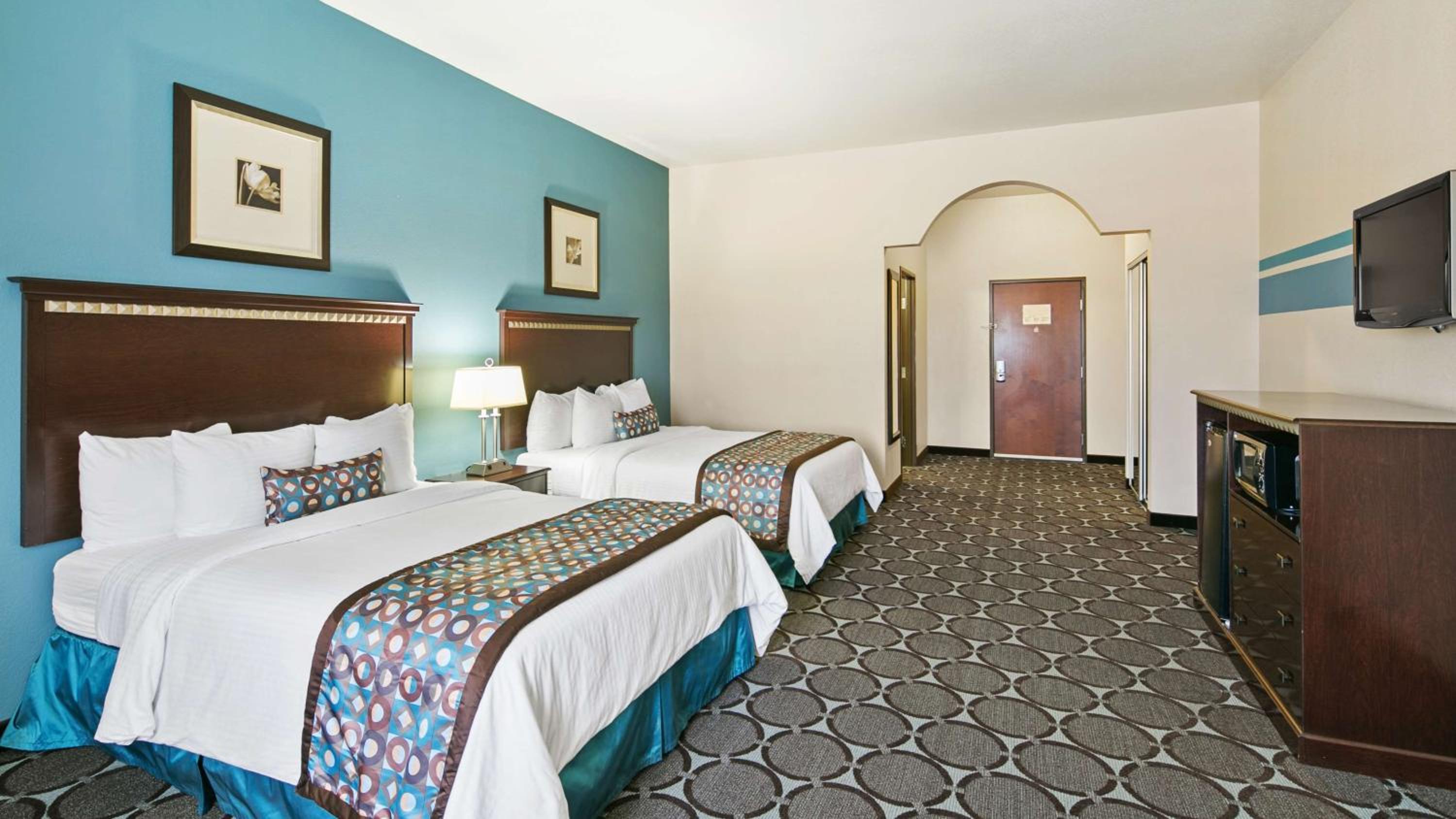 Queen Room with Two Queen Beds - Non-Smoking photo 3