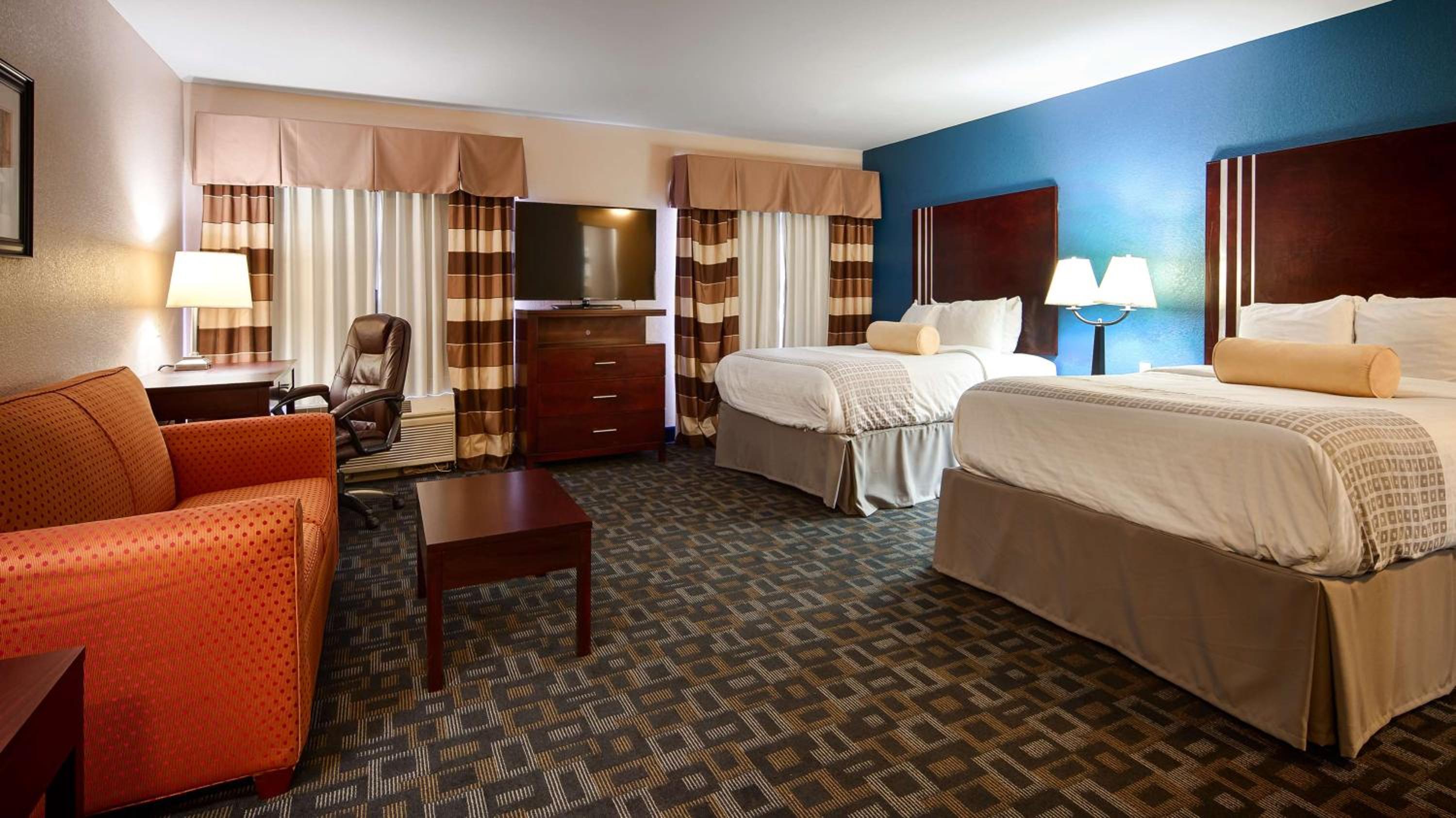 Queen Room with Two Queen Beds and Sofa Bed - Non-Smoking - Photo 4